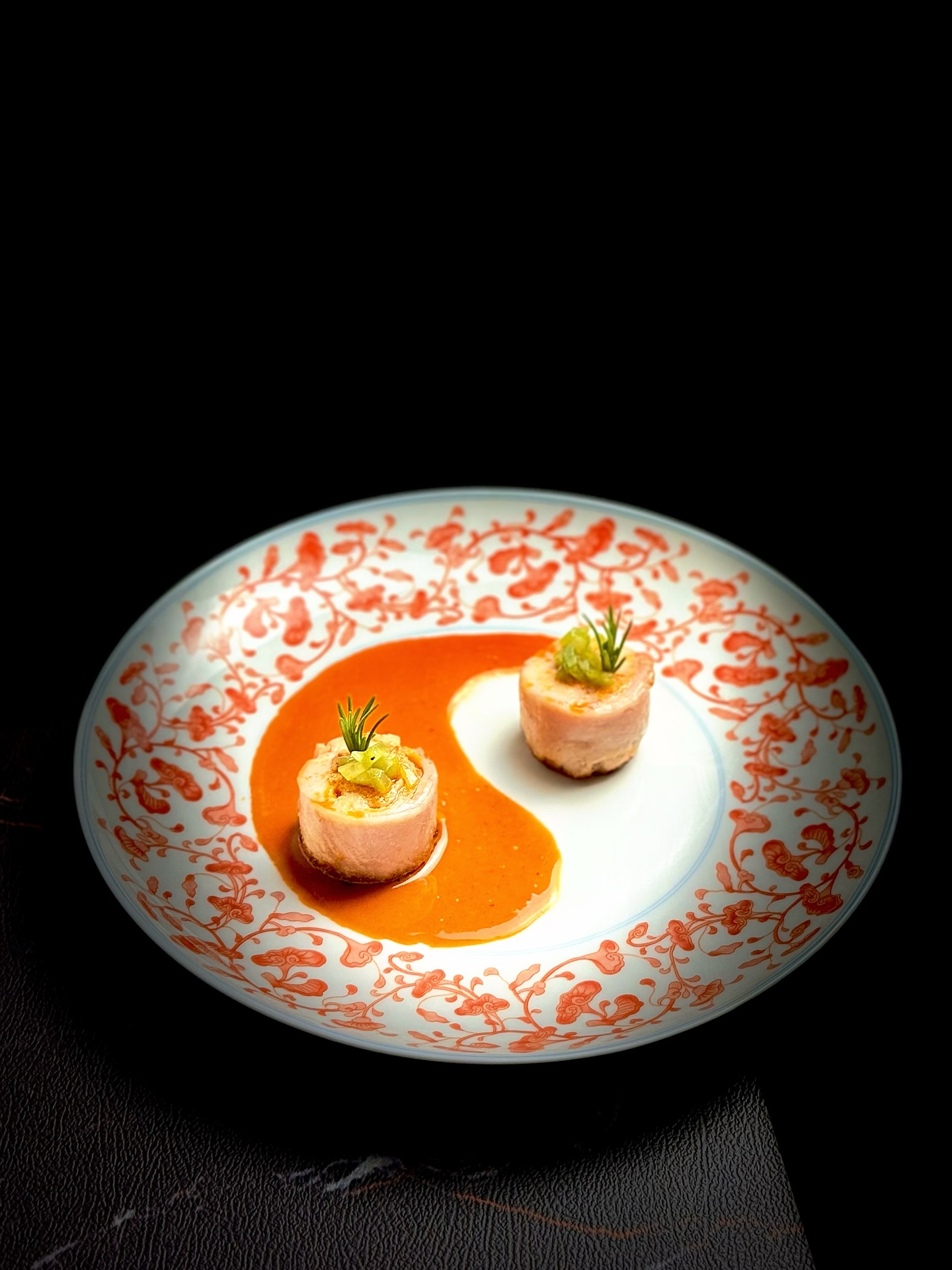 Menu du Soir
【Taiji - Parole du Sichuan | 太极•川语】
🐇Inspiré du célèbre plat sichuanais lapin épicé au poivre de Sichuan 🌶️, ce mets réinterprète la tradition à travers une approche contemporaine.
Le lapin, tendre et délicat, est roulé autour d’une mousse de lapin relevée de piment, de poivre de Sichuan et de noix de cajou 🥜, offrant une harmonie subtile entre piquant et douceur.
Originaire du Sichuan, le lapin épicé est apparu à la fin de la dynastie Qing, s’imposant peu à peu comme un emblème de la cuisine locale — ardente et raffinée, à l’image du tempérament des gens du bassin du Sichuan 🌄.
Le dressage en forme de taiji ☯️ symbolise l’équilibre entre le yin et le yang, entre feu et douceur.
Cette création rend hommage à la philosophie taoïste née au mont Qingcheng, où la nature et la sagesse s’unissent dans une harmonie intemporelle 🍃
🐇 灵感源自四川传统名菜——麻辣兔肉 🌶️,融合法式技法与东方哲思。
兔肉经低温烹调后包裹细腻的麻辣兔肉慕斯,佐以花椒、干辣椒与腰果碎 🥜,香气层叠,麻中带香,辣中生韵。
在四川,麻辣兔肉自清末民初起便是成都、自贡地区的代表佳肴 🍲。“麻、辣、香、嫩”的风味象征着巴蜀人热烈而灵动的性格,也见证了川菜从家常冷盘到宴席珍馐的演变。
菜式摆盘取太极之形 ☯️,寓意阴阳相生、刚柔并济。
兔肉的细腻与麻辣的热烈在此对话,映照出青城山“道法自然”的哲学 🍃。如雾与松的相依,柔中带劲,静中含动——是自然与味觉的共融之境 ✨。
📖 Réservation: www.bistrowu.com
#aix #aixmaville #aixenprovence #aixenpce #aixmarseille #CuisineChinoise #SichuanCuisine #TaoPhilosophy #ArtCulinaire #Gastronomie #FusionCuisine #LapinEpicé #PoivreDeSichuan #FineDining #TaijiInspiration #WinterMenu #cuisinecontemporaine #麻辣兔肉 #川菜文化 #法式料理 #东方哲思 #太极意境 #花椒风味 #当代中餐 #艺术料理 #融合美食 #青城山灵感 #冬季菜单 #舌尖上的道