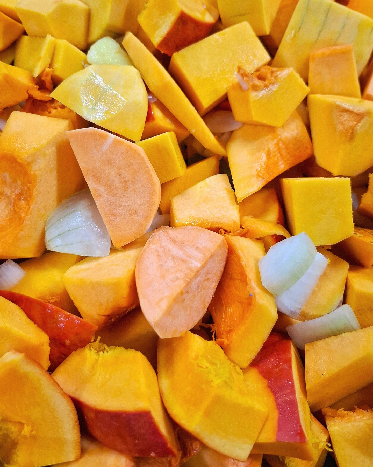 🍂 Le temps se rafraîchit, les feuilles tombent… et les envies de réconfort se font sentir.
Rien de tel qu’une délicieuse soupe à la courge, onctueuse et pleine de saveurs, pour se réchauffer en douceur. 🥣✨
Disponible dans nos suggestions, en entrée ou en plat.
www.traiteurgourmand.ch