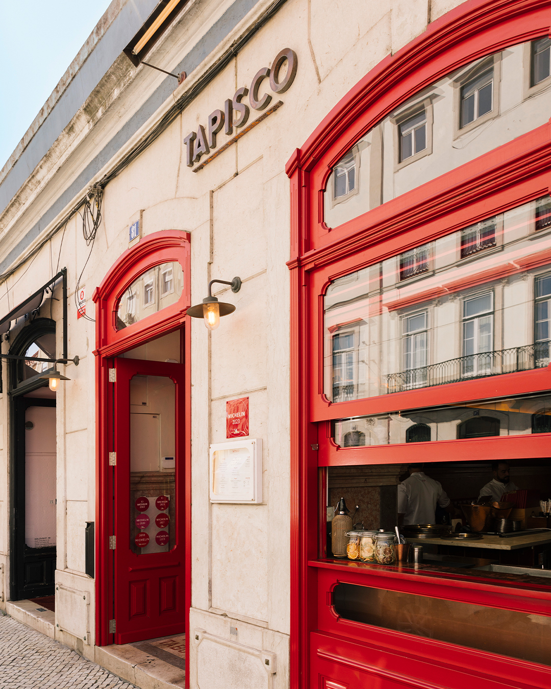 No coração do Príncipe Real, em Lisboa, o Tapisco abre as portas ao sabor e à partilha. Aqui, a técnica e sabor unem-se num ambiente descontraído, onde o prazer de comer bem é levado a sério. Faça a sua reserva em tapisco.pt.
--
In the heart of Príncipe Real, in Lisbon, Tapisco opens its doors to flavour and sharing. Here, technique and flavour come together in a relaxed atmosphere, where the pleasure of eating well is taken seriously. Make your reservation at tapisco.pt.