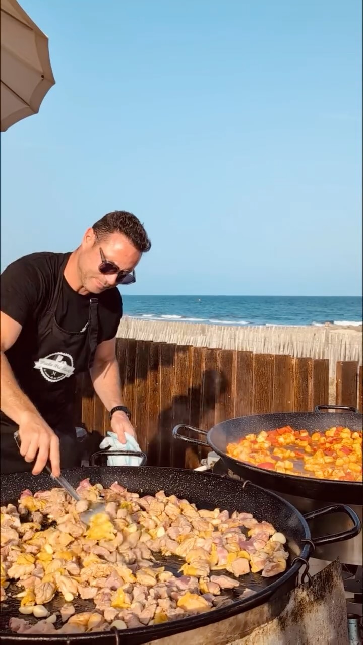 Et si ton mariage ressemblait à ça ? 👀 🌊
Une villa, la mer, tes proches, une paella accompagnée d’un verre de sangria…
📍@villa.miramar.frontignan
Nous créons des souvenirs qui ont le goût de l’Espagne 🇪🇸
Prends contact avec nous dès maintenant pour ton mariage en 2026 💕
#montpellierfood #montpellier #catering #traiteur #traiteurévénementiel #paella #espagne #mariage #wedding #sangria #plage #villa #weddingplannersuddelafrance #weddingplanner #evenementprivé #foodlover #foodies #frontignan