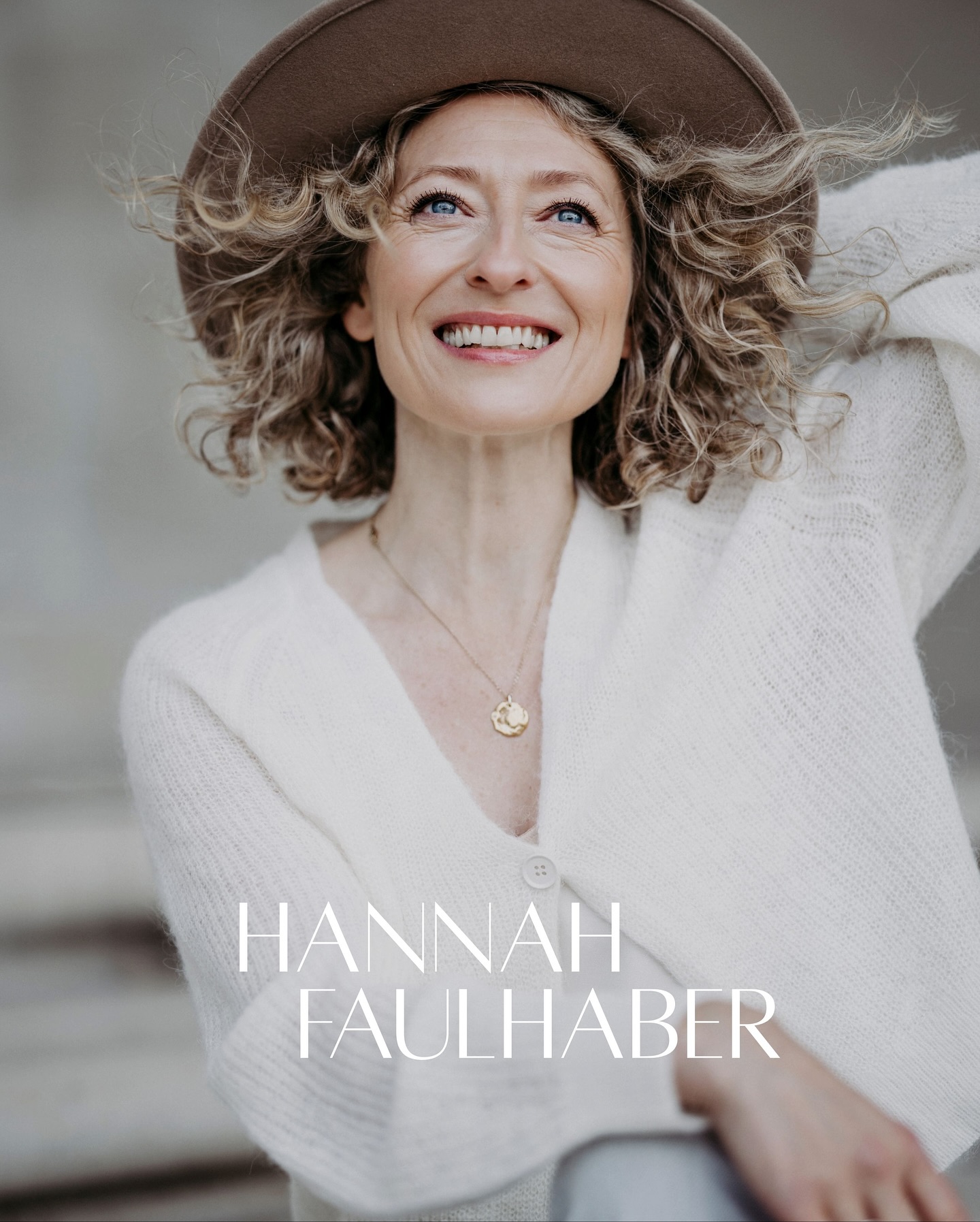 Ich durfte die zauberhafte Hannah begleiten auf dem Weg in die Sichtbarkeit.
In meinem INTU CREATION MARKENATELIER haben wir behutsam erarbeitet was sie ausmacht. Im Personal Branding Shooting haben wir ihre Energie sichtbar gemacht.
Danach ging es noch weiter mit Brand Identity. Mit viel Liebe zum Detail ist ein Brand Guide entstanden und Start für ein Webdesign, Social Media Vorlagen, Angebotsvorlage etc.
Markenaufbau und Sichtbarkeit von INNEN nach AUSSEN.
Ich liebe es Menschen, Energien und Visonen in die Welt zu bringen. Mit Herz, Auge und Kopf.
Die leuchtenden Augen meiner Kunden, wenn sie auf einmal ihre Vision lebendig werden sehen und sich empowered fühlen.
Hannah schrieb in ihrem Feedback: ICH DANKE LOTTA VON HERZEN FÜR IHRE AUS DER TIEFE KOMMENDE ARBEIT, DIE IN MIR NACHHALLT UND MICH BESCHWINGT WEITERGEHEN LÄSST. ✨
Danke für Dein Vertrauen liebe Hannah!
✨
#markenatelier #branding #holistic #businessfotos #personalbranding #design #sichtbarkeit #businessmentor #intucreation #businessaufbau #hamburg #businesscoach
