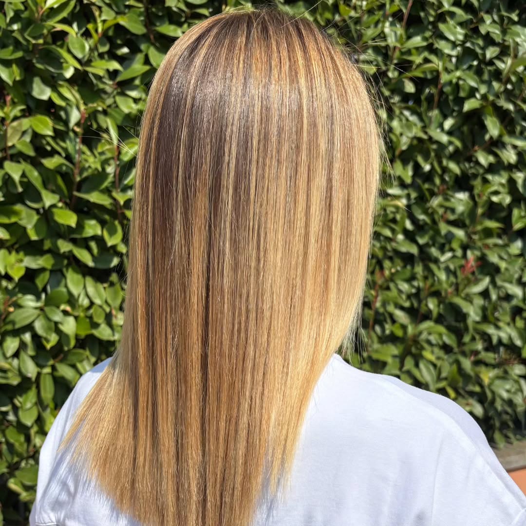 ✨ BALAYAGE SU MISURA ✨
Schiariture protette, luminose e rispettose della fibra capillare 🌿
Tecnica delicata ma precisa, studiata per ottenere un risultato naturale, morbido e duraturo.
Il tutto completato con Color non color a pH acido, perfetto per sigillare la cuticola, ravvivare il tono e mantenere i capelli sani e brillanti ✨💧
In sinergia, l’utilizzo della nostra linea Nutriente firmata Tricovitalab:
🌱 Prodotti naturali, senza SLES e SLS, ideali per nutrire in profondità e rispettare la cute anche durante i trattamenti tecnici.
📸 Dettaglio in foto – 🎥 Movimento in video
Il giusto equilibrio tra colore, cura e benessere del capello.
#BalayageTecnico #SchiaritureProtette #Tricovitalab #LineaO2 #ProdottiNaturali #PHAcido #ColorNonColor #CapelliSani #HairBalance #ProfessioneParrucchiere #SaloneConsapevole