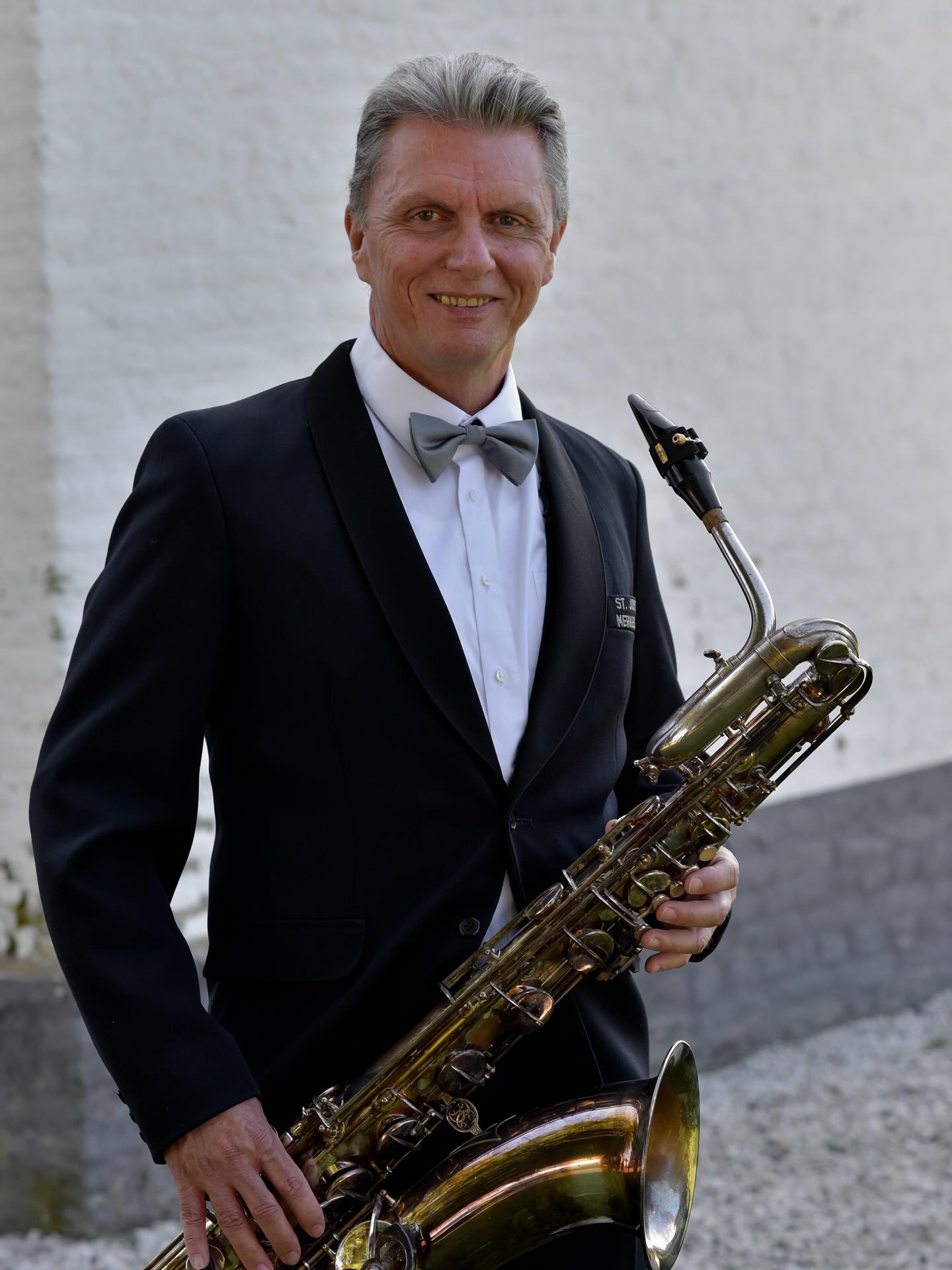 Lieve fanfarefamilie,
Vandaag bereikte ons het droevige bericht dat ons gewaardeerde lid Jack Stevelmans, na een ongelijke strijd, vannacht is overleden.
In zijn jeugdjaren was Jack al actief als muzikant binnen onze vereniging. In 2011 keerde hij terug als vrijwilliger binnen de opleidingscommissie en als algemeen bestuurslid. In 2013 werd Jack benoemd tot secretaris van het bestuur, een functie die hij tot 2023 op constructieve en zorgvuldige wijze heeft vervuld. De opleidingscommissie had hij inmiddels ingeruild voor een plek binnen de activiteitencommissie.
Het muzikale bloed bleef echter stromen: de laatste jaren mochten wij Jack opnieuw verwelkomen in ons fanfareorkest, waar hij op zijn geheel eigen wijze het bespelen van de sax-bariton meester maakte.
Rust zacht, Jack.
Wij wensen Lindsey, Peter, Kevin, Ray, Monique, familie en naasten heel veel sterkte toe. โค๏ธ
Namens het (ere)bestuur, de leden, leerlingen, dirigent en vrijwilligers van Fanfare Sint Joseph Merkelbeek