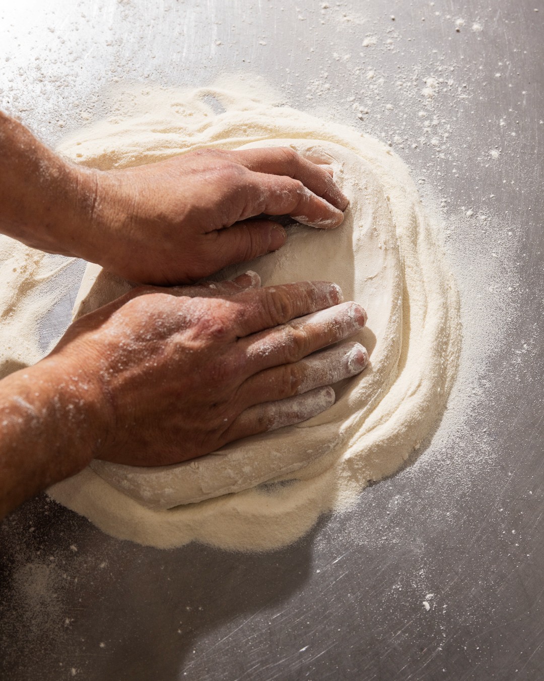 This dough’s getting the stretch it deserves 🍕 Handmade, slow fermented and full of flavour 🥖👌