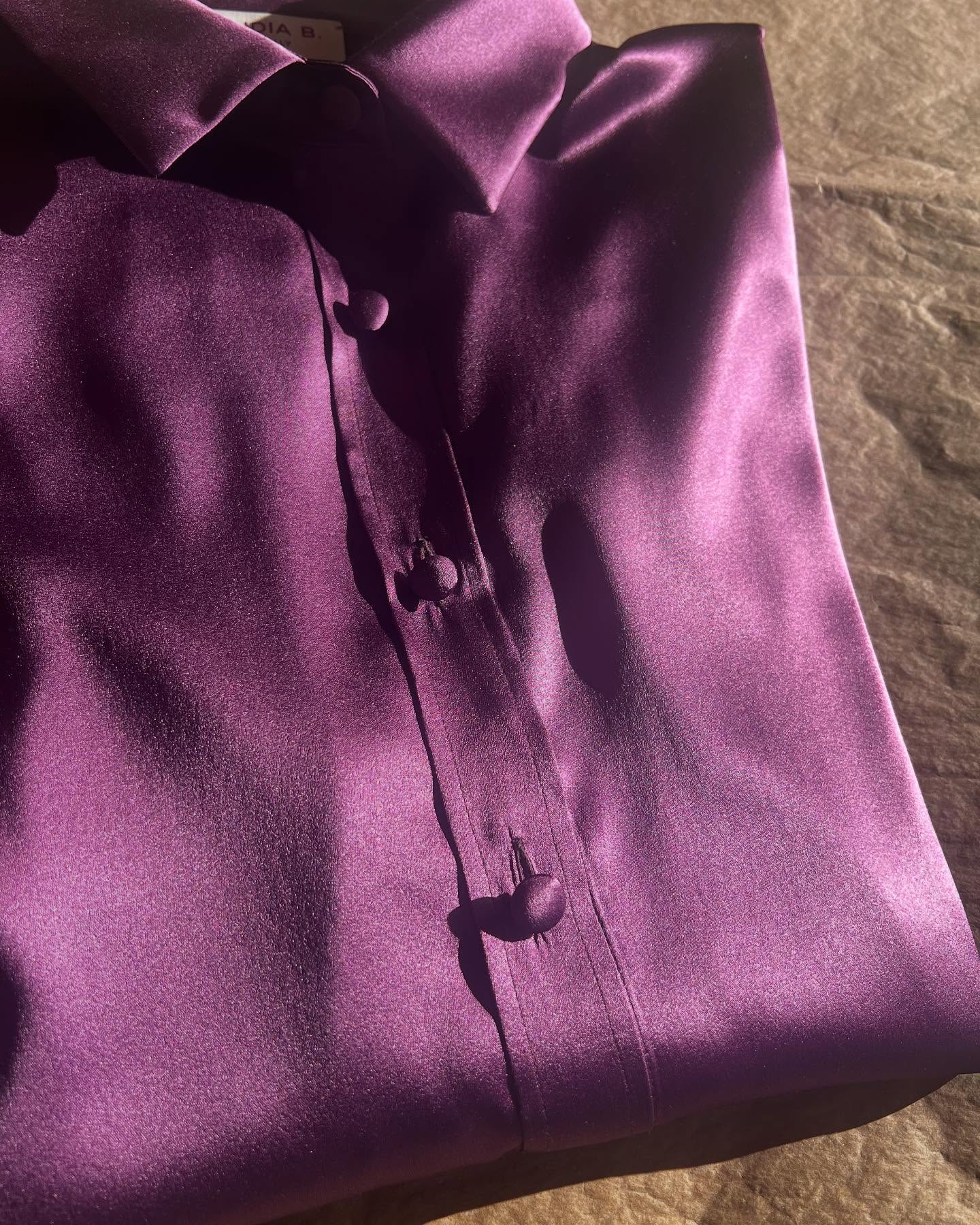 Essere, non apparire,
ma lasciare che la propria essenza risplenda senza bisogno di spiegazioni — come il colore ametista, che non grida la sua bellezza, la rivela solo a chi sa guardare oltre la superficie!
Be_Silk
#silk #seta #shirt #handmade #taylormade #ametist #colors #mauve #feelings #goodvibes #artcollection #masterpiece
