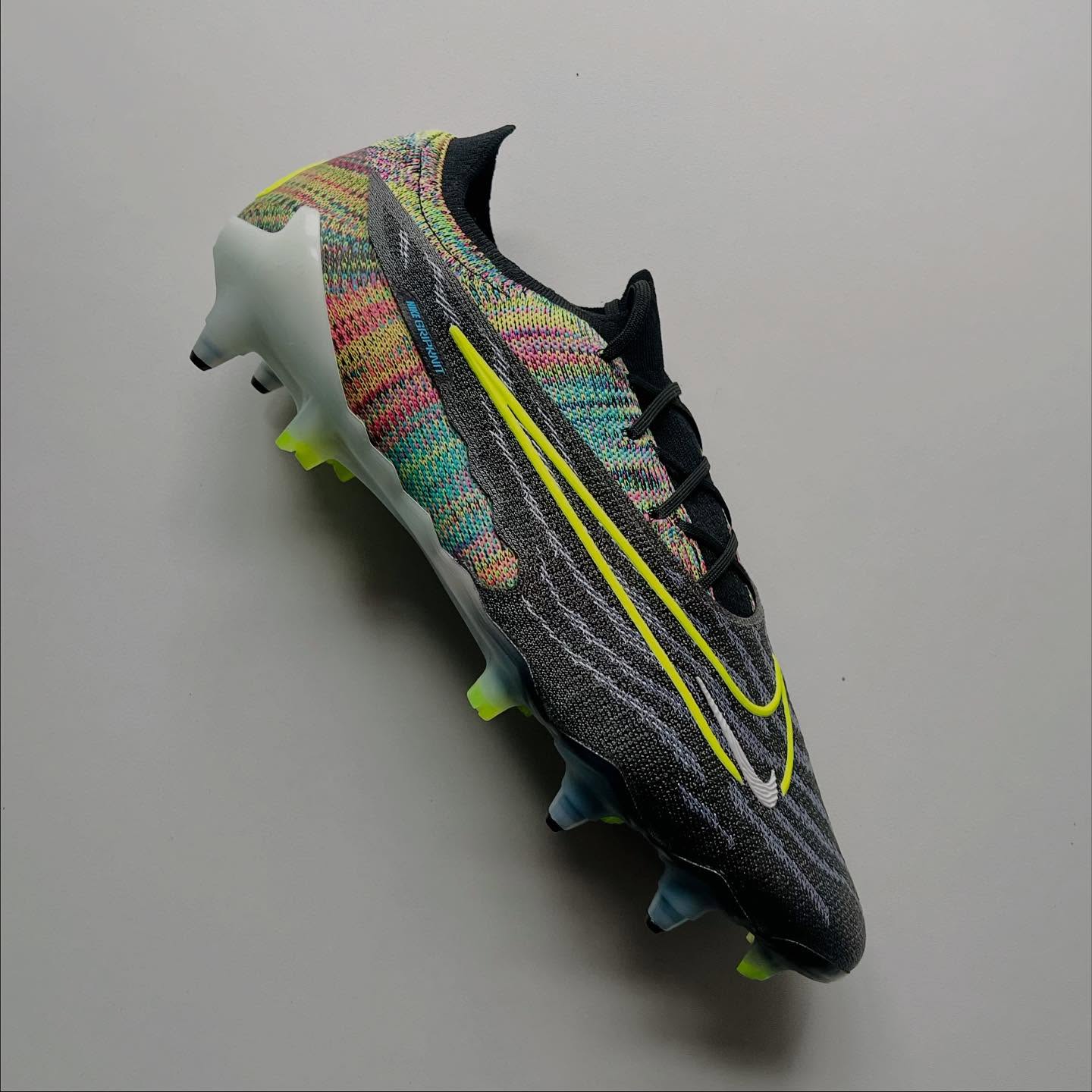 Vivid lines. Bold rhythms. Precision in motion.
The Phantom GX “Fusion Link” channels a high-fashion meets pitch energy—like if Missoni took on the game. Layers of colour, woven with purpose. Black forms the base; Volt and Blue Glow threads pulse through in pattern, while White creates the break that makes them pop.
Designed for creators who move in rhythm, attack in bursts, and leave a trail of style behind them.
Available in size 12 for £185 now at BootsFinder.
Which part of the pattern moves you most: the blue glow or the volt hits?
#NikePhantomGX #FusionLink #RareBoots #CollectorBoots #BootsFinder