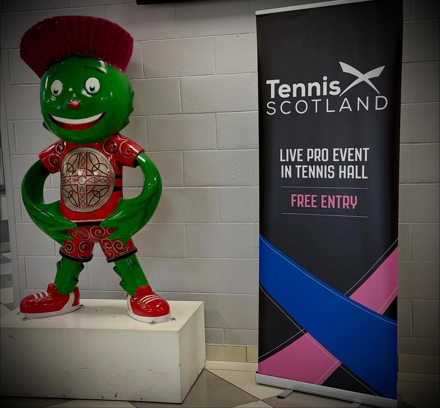 Glasgow!! @dunlopsportsuk stringing service underway here in Scotstoun with El Skippo @racquet_avenue #tourstringer #scotland #tennis #atp #itf #wta #glasgow #racketspec