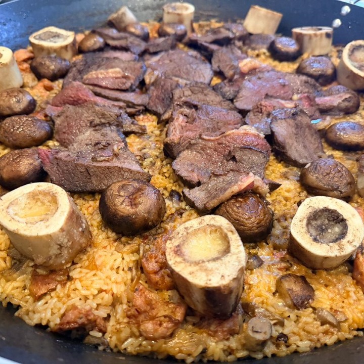 Un arroz distinto hoy, para el cumpleaños de mi querido Santi.
Arroz a la Santi, así queda bautizado. Picaña, tuétano, champiñón, chorizo argentino y especiamos con rub negro. Una bombita!