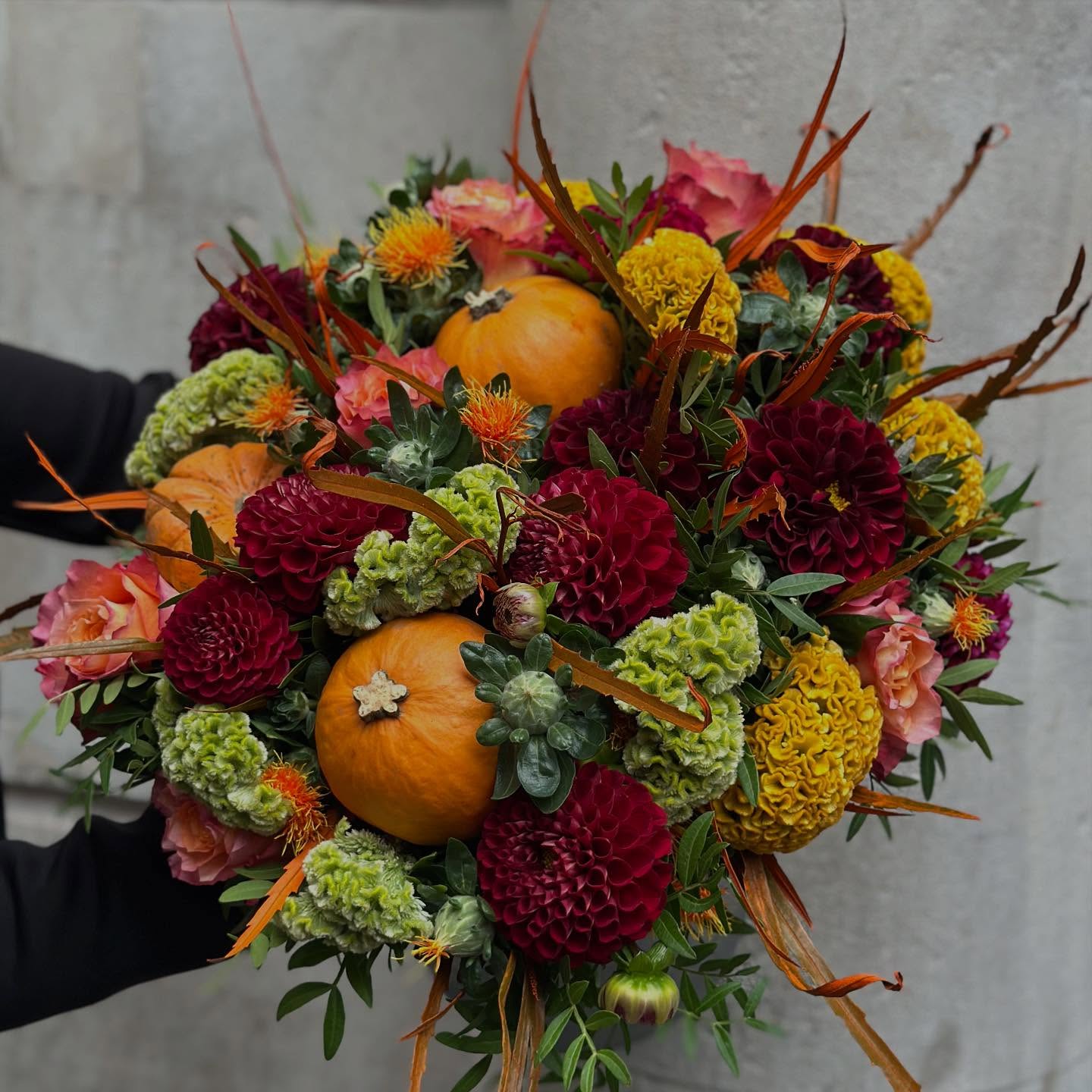 Autumn opulence with a twist. 🍂✨
Featuring mini pumpkins, velvety dahlias, and Celosia “brain flowers” for a touch of dark enchantment.
Limited Halloween bouquets available — DM to order yours today. 🕸️🎃
