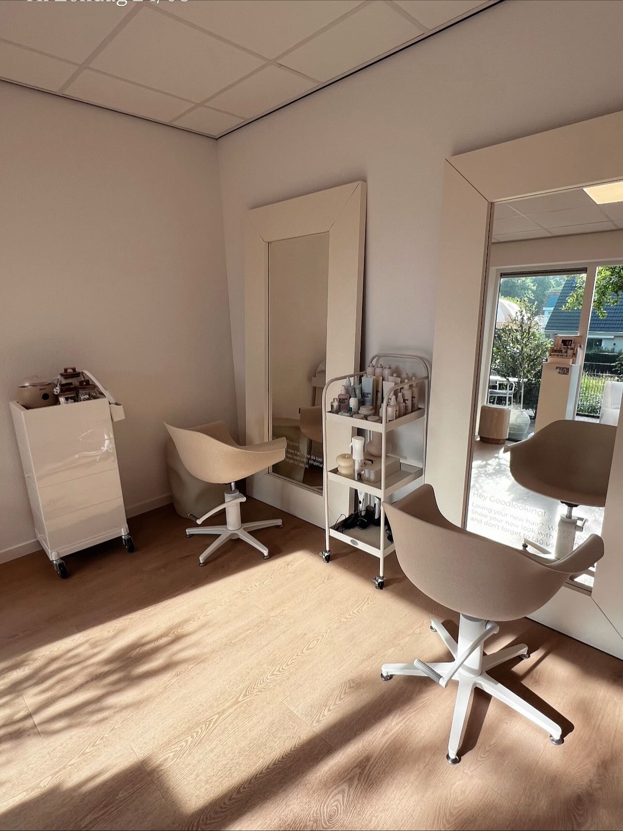 🤍 Palma V Hair Studio | Where calm meets class 🤍
Een boutique salonruimte omringd door groen, gevuld met licht en zachte beigetinten.
Hier draait alles om rust, kwaliteit en bewuste luxe.
Werken met hoogwaardige vegan producten en het creëren van een serene ervaring voor wie schoonheid ziet in eenvoud. 🌿
Work in peace, create in style.
Er is een stoel beschikbaar voor een zelfstandige hairstylist die past bij deze energie.
Iemand die rust, klasse en aandacht ademt en zijn of haar klanten wil ontvangen in een stijlvolle, private setting.
💌 Interesse?
Stuur een DM voor meer informatie of een persoonlijk gesprek.
#salonpalmav #palmav #vacature #stoelhuur #hairstylistgezocht #boutiquesalon #veganhaircare #quietluxury #hairstylistlife #salonruimtehuur #workinpeacecreateinstyle