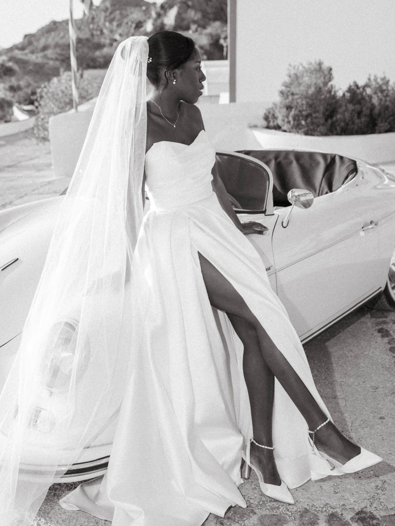 Every detail, perfectly curated from the couture gown to the classic car and the breathtaking backdrop.
Because your wedding deserves more than beauty , it deserves exquisite artistry.
#sublimewedding#DestinationWeddingGreece #SantoriniWedding #CoutureWeddinDestinationLuxury #WeddingAesthetics #SantoriniLuxuryWedding #WeddingPlannerGreece