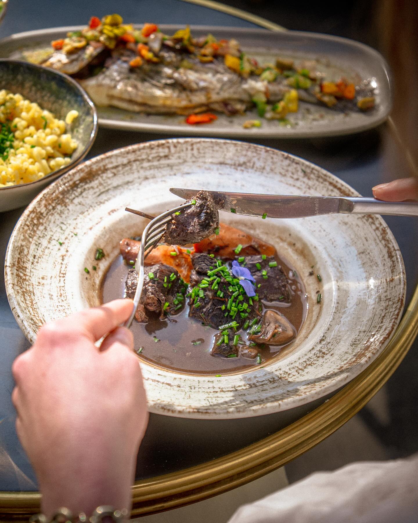 Un lieu incontournable pour tous les passionnés de la cuisine française authentique et savoureuse ✨
—> Bœuf Bourgignon et coquillettes
🎥 @troisiemeservice.studio
#paris #onmytable #terrasse #restaurantsparis #bonneadresseparis #parisfood #terrasseparisienne #frenchfoodlovers #restaurantparisien #eatparis #instafood #parisjetaime #chezmargueriteparis #bouillonparisien