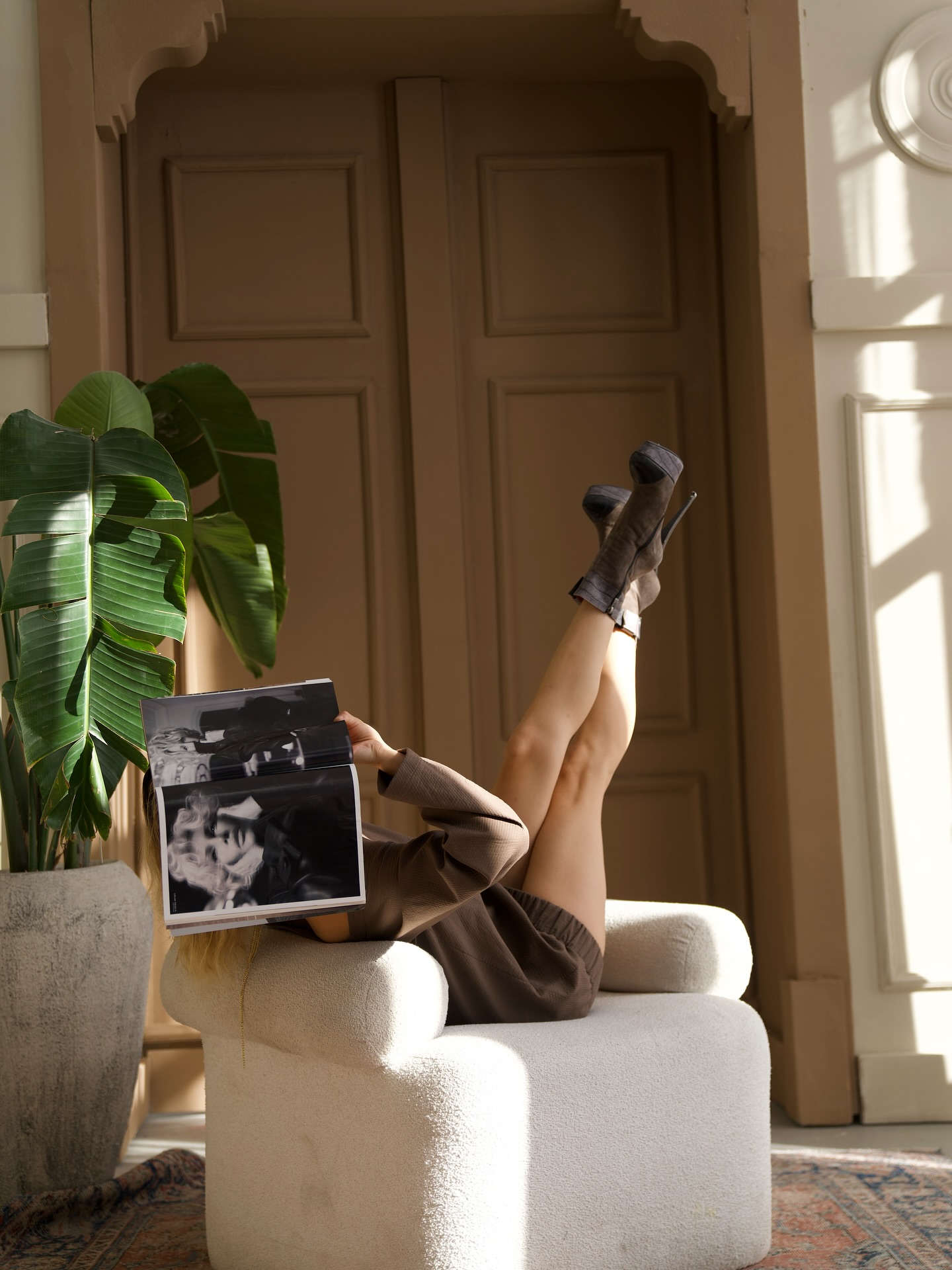 “Sessiz bir sabah kahvesi ile, magazine okurken hissedilen his gibi… 🤍”
#LeenciaKadını #SessizLüks #ZamansızZarafet #OldMoneyStili #LüksModa #MinimalŞıklık #günlükzarafet