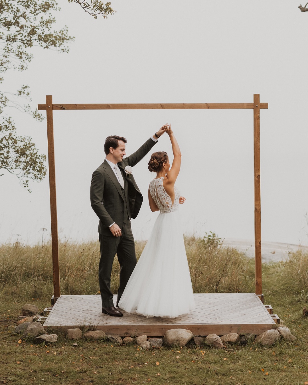 Vi hade planerat att smita ut en stund från bröllopsmiddagen under golden hour för att fånga solens sista strålar, men istället möttes vi av tjock dimma som rullade in över vattnet och plötsligt var allt stilla, tyst och nästan magiskt 😍
Det blev inte den där gyllene solnedgången vi tänkt oss, men det blev nog faktiskt ännu bättre! Även om en vacker solnedgång är en dröm, så ska man inte bli ledsen bara för att vädret har bestämt sig för något annat. Den här stunden är oavsett ett fint och mysigt avbrott för er, en chans att andas lite, ta in dagen och allt som händer och få lite avslappnad egentid tillsammans mitt i allt 🧡