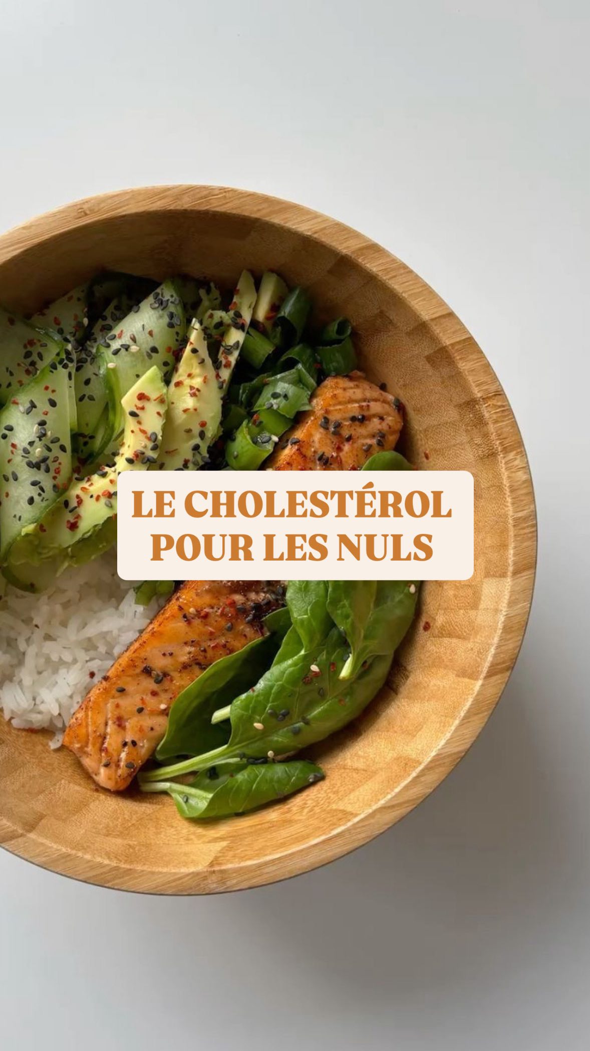 Le cholestérol? Pas si compliqué d’avoir un bon profil!
« J’ai du cholestérol »! Et bien vous en avez de la chance! N’oubliez pas qu’il y à beaucoup de mythes autour de ce sujet.
⭐️Mon taux de cholestérol est au dessus des normes. 230 mg /dl
⭐️ Mais mon profil est excellent:
Triglycérides bas 47 mg/ dl - HDl haut 81 mg /dl - rapport apoB / A1 bas- 0.4 rapport TG mg / dl / Hdl mg / dl = 0,6
⭐️ ne sous-estimez pas l’importance du cholestérol:
- constituant de toutes les membranes cellulaires
- synthèse de vos hormones steroidiennes
- synthèse de la vitamine D
- constituant majeur du cerveau…
⭐️ pour avoir un bon profil?
- moins de sucre et fructose
- moins de céréales raffinées
- moins d’alcool
- se bouger
- jeûner
- petit déjeuner salé
- plus de végétaux et oléagineux
- plus de bon gras (omegas 3, oméga 9…)
- plus de polyphenols…
Et n’ayez pas peur des œufs!
⭐️pour aller plus loin, lisez mon livre: « la révolution du cétogène flexible. Maîtrisez votre santé à 360 degrés pour perdre du poids.
⭐️ceci sont des conseils généraux en nutrition et santé, toujours se référer à votre médecin