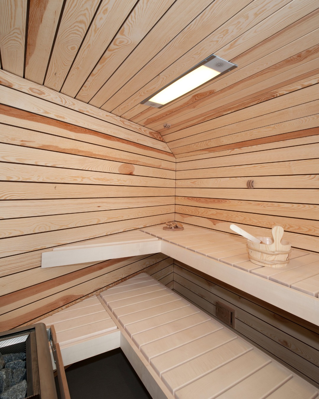 Wohlfühlen in natürlicher Wärme 🌿
Diese individuell gefertigte Sauna vereint edle Hölzer, präzise Verarbeitung und zeitloses Design. Jedes Detail ist auf Entspannung und Langlebigkeit ausgelegt – handgefertigt von unseren Schreinerprofis.