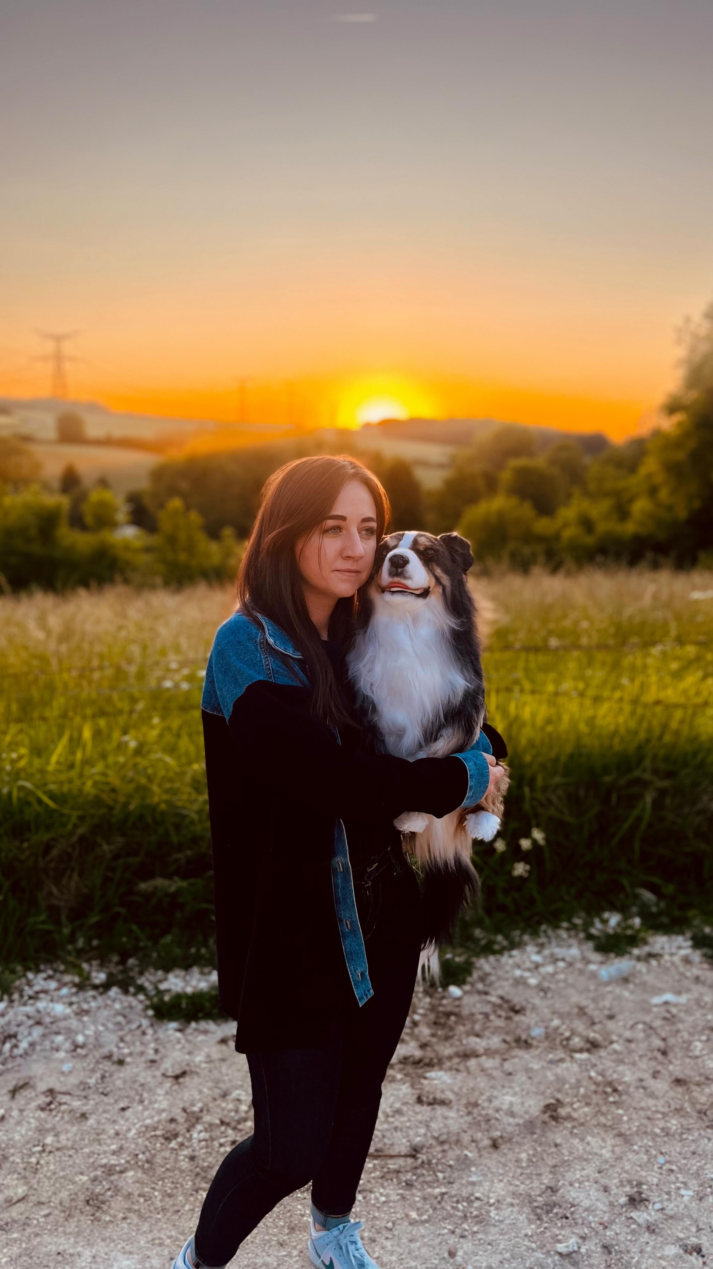 🕯️ 27 octobre
Mon Nono,
Aujourd’hui, on dit que les âmes des animaux reviennent voir ceux qu’ils ont aimés.
Alors je ferme les yeux, et j’imagine que tu es là, tout près…
Que je sens encore ta présence, douce et familière, comme un souffle dans le vent.
Tu me manques chaque jour, mais aujourd’hui j’ai envie d’y croire un peu plus.
Croire que tu repasses par ici, juste pour veiller sur moi ✨
Et puis, parfois, il y a ces petits signes…
Un moment, une sensation, un regard dans le vide qui me fait sourire.
Je sais que c’est toi.
Merci, mon Nono, pour ces instants où tu me fais sentir que tu n’es jamais bien loin. 💛
Tu restes mon repère, mon cœur, mon évidence.
Rien n’efface ton passage.
Rien n’efface l’amour.
Pour toi, mon ange Nono, je t’aime pour la vie ❤️
#chien #décès #dog #deuil #deuilanimalier #coeurbrisé💔