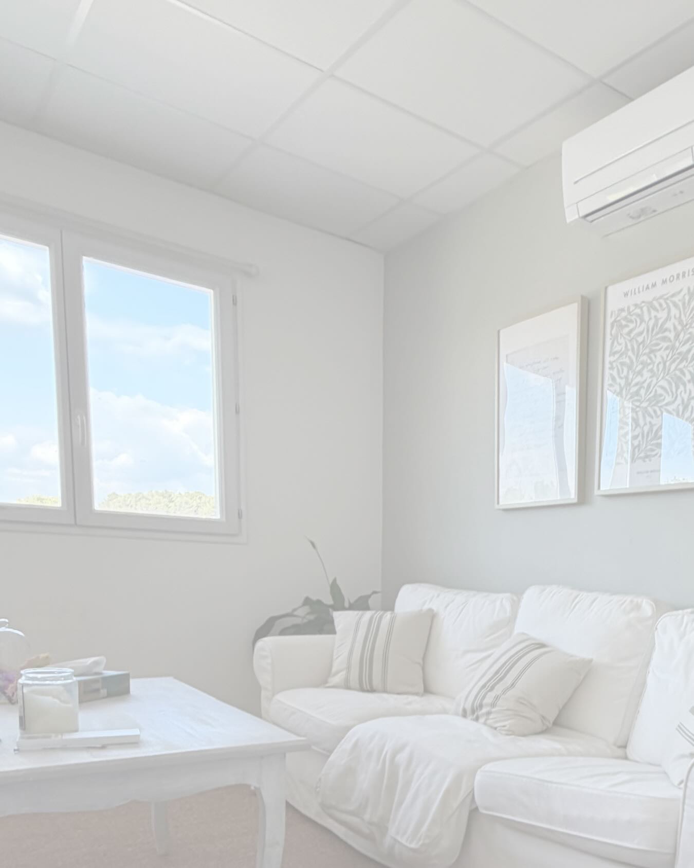 La thérapie, c’est l’art d’apprendre à être soi. 🤍
C’est un espace où l’on dépose, petit à petit,
ce qui pèse trop lourd.
Un lieu où l’on apprend à se comprendre,
à s’écouter sans se juger,
et à se reconnecter à qui l’on est profondément.
Il ne s’agit pas de devenir quelqu’un d’autre,
mais de se retrouver,
de s’apaiser,
et de redonner du sens à son histoire.
Parce qu’au fond, être soi,
c’est déjà un très beau commencement. 🌿
_______
Cabinet TADDEO Karine – Psychopraticienne
Maison Médicale – 1er étage
1000B Avenue de l’Europe, 13760 Saint-Cannat
Consultations en présentiel ou en ligne
📞 06.95.55.84.24
______
#thérapie #psychothérapie #psychopraticienne #developpementpersonnel #connaissancedesoi #prendresoindesoi #accompagnement #therapieindividuelle #bienetreinterieur #equilibreetserenite #psyAixenProvence #reconnexionasoi #apaiserlesemotions #oseretesoi #travailsursoi