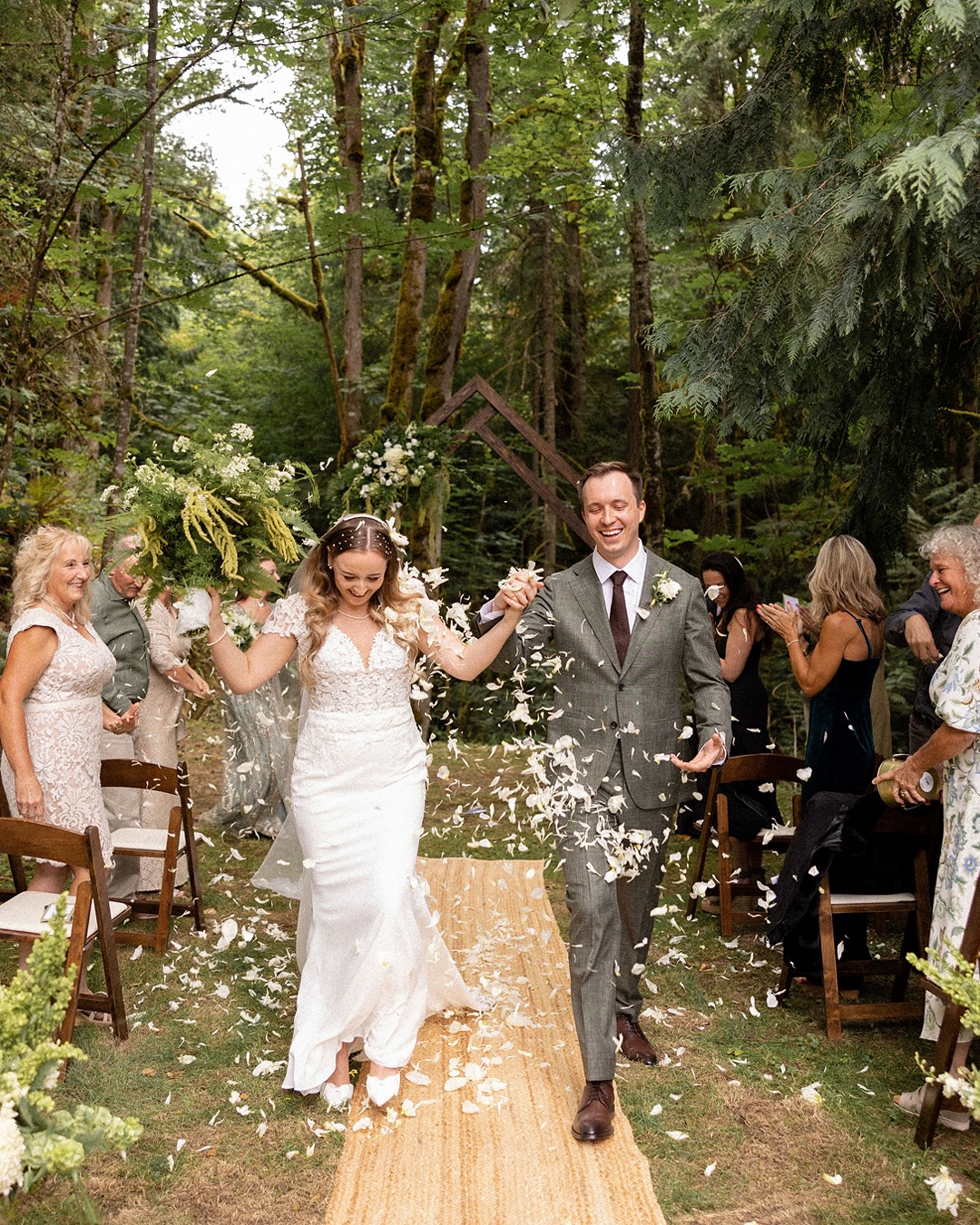 What never goes out of style are sentimental trinkets, elegant furnishings, written promises, and captured moments of love.
Hair @styledbymilana
Catering @coastalcookingco
#bellevue #bellevuedowntown #bellevueengagement #bellevuewedding #bellevueweddingphotographer #bellevueengagementphotographer #bellevuephotographer #seattle #seattleengagement #seattlewedding #seattlebride #seattledowntown #bellevuepark #seattlefamilyphotographer #bellevuefamilyphotographer #bellevuelifestyle #bellevuelifestylemagazine #bestlifeever #bellevuesquare #bravern #bestofseattle #시에틀 #시에틀사진작가 #지작가 #박작가 #西雅图摄影师 #西雅图 #西雅图婚礼 #西雅图订婚