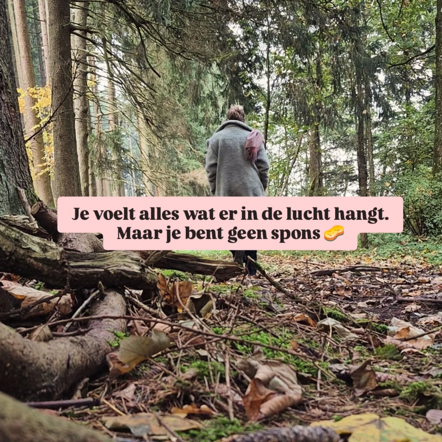 Jezelf niet verliezen aan alles om je heen, ik denk dat het voor velen van ons een uitdaging is.
Het heeft alles te maken met energie.
En energetisch bewustzijn.
Energie is er altijd, in beweging, in verbinding.
Weet jij wanneer het 'van jou' is? Of wanneer het van iets of iemand anders is?
Wanneer we hier niet bewustzijn van zijn kan het ons leegtrekken, kunnen we ons overprikkeld voelen en sluiten we ons zoveel mogelijk af.
Om het maar niet meer te voelen.
Ik geloof dat het ook anders kan. Ik geloof dat je met oefening bewust kan zijn van hoe je jouw energie stevig neerzet, zonder af te sluiten.
Zodat jij bij je zelf blijft, juíst in verbinding met de ander 🧡
Lees mijn uitgebreide blog hierover door te reageren met 'SPONSBLOG' en leer als gevoelig mens hiermee om te gaan.
Liefs, Ilse