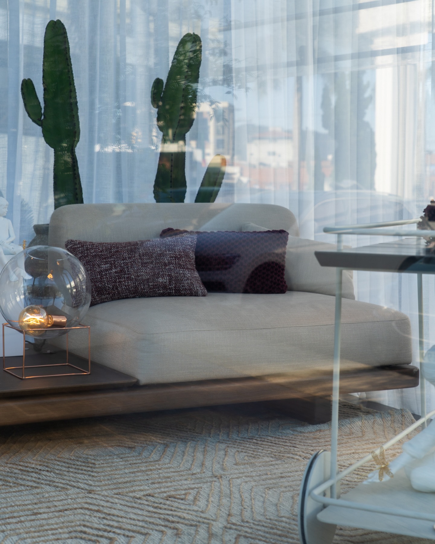 A arquiteta Ana Laura Holler @hollerarquitetura, assina o Cubo CasaHall de Primavera, Aurora, um espaço que simboliza o encontro entre a força da terra e a leveza do renascer.
Inspirado na transição entre o inverno e a primavera, o projeto combina tons terrosos e claros, criando uma atmosfera acolhedora e leve. O painel de muxarabi, reinterpretado em uma linguagem contemporânea, filtra a luz e traz profundidade, enquanto os elementos naturais, como madeira, cactos e texturas suaves, reforçam a conexão com a natureza.
Mais do que uma composição estética, Aurora convida à pausa e ao recomeço, celebrando o novo ciclo que a estação inspira.
Lojas parceiras: @artefactooficialbrasil @dscontemporanea @galeriahaiko @lamplightiluminacao @orientesetapetes @organnebalneariocamboriu @spenglerdecor
Visite o CasaHall e vivencie o Cubo Aurora de perto.