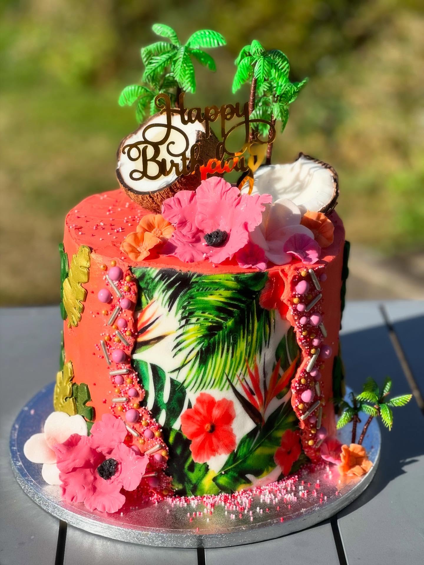 Tropical cake vibes to make your birthday celebration unforgettable! 🌴🌛🌺🥥 #happybirthday #sayitwithcake #celebratewithcake #birthday #birthdaycake #tropicalcake #caribbean #caribbeancake #tropicalbirthdayparty #tropicalbirthdaycake