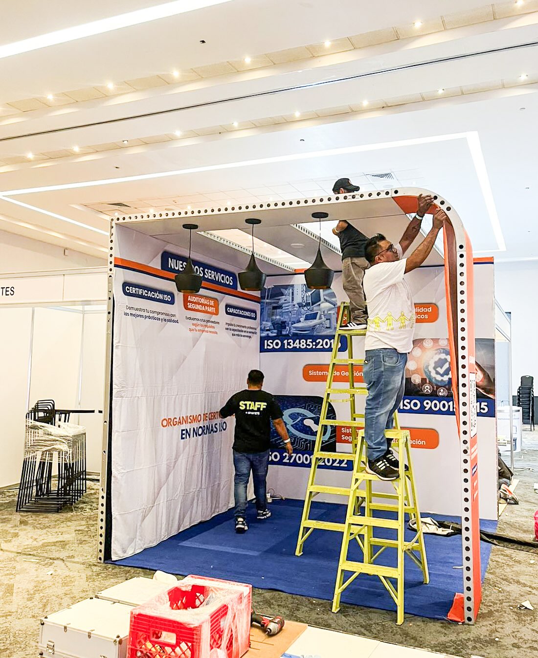 Small space. Big results.
Every stand counts no matter the size.
This 3x3 space was transformed with precision, BeMatrix structure, and tension fabric, creating a clean and functional environment that delivers the brand’s message with impact.
Behind every project, there’s a team that makes it possible: assembling, adjusting, and ensuring every detail fits perfectly.
That’s what we do at SISTEXPO.
#WeMakeItHappen #SISTEXPO #StandDesign #BeMatrix #TradeshowLife #PrecisionInEveryDetail #ExhibitBuilders