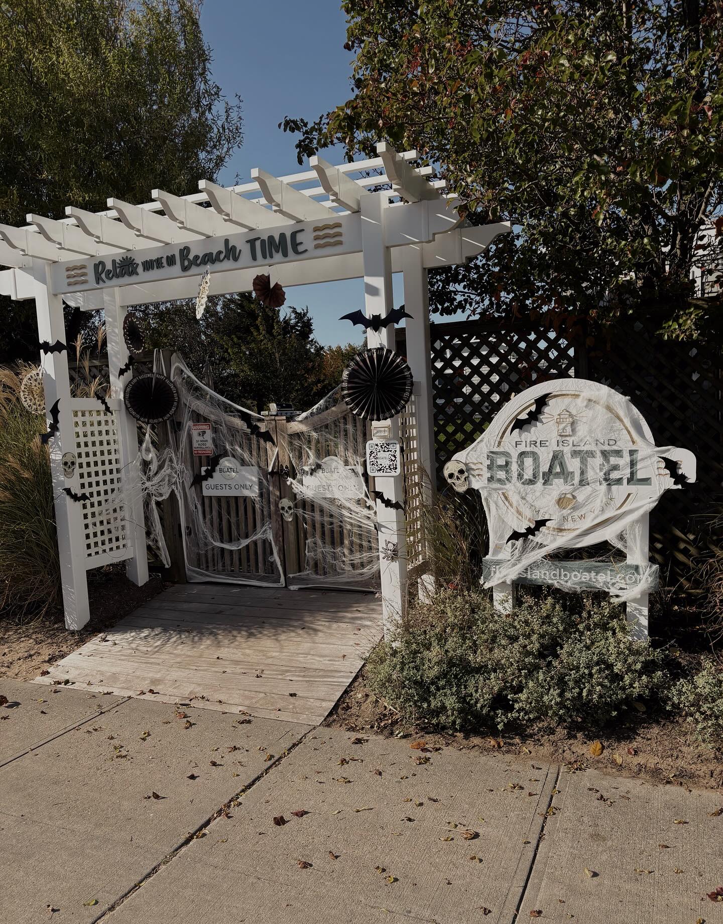 🎃 Halloween is this week, which means the annual Halloween Party at @thekismetinn is almost here! 👻
And it’s also our last weekend of the season, your final chance to stay with us in 2025! Join the fun this Saturday, November 1st, always a night to remember. Get your costumes ready! 🕸️