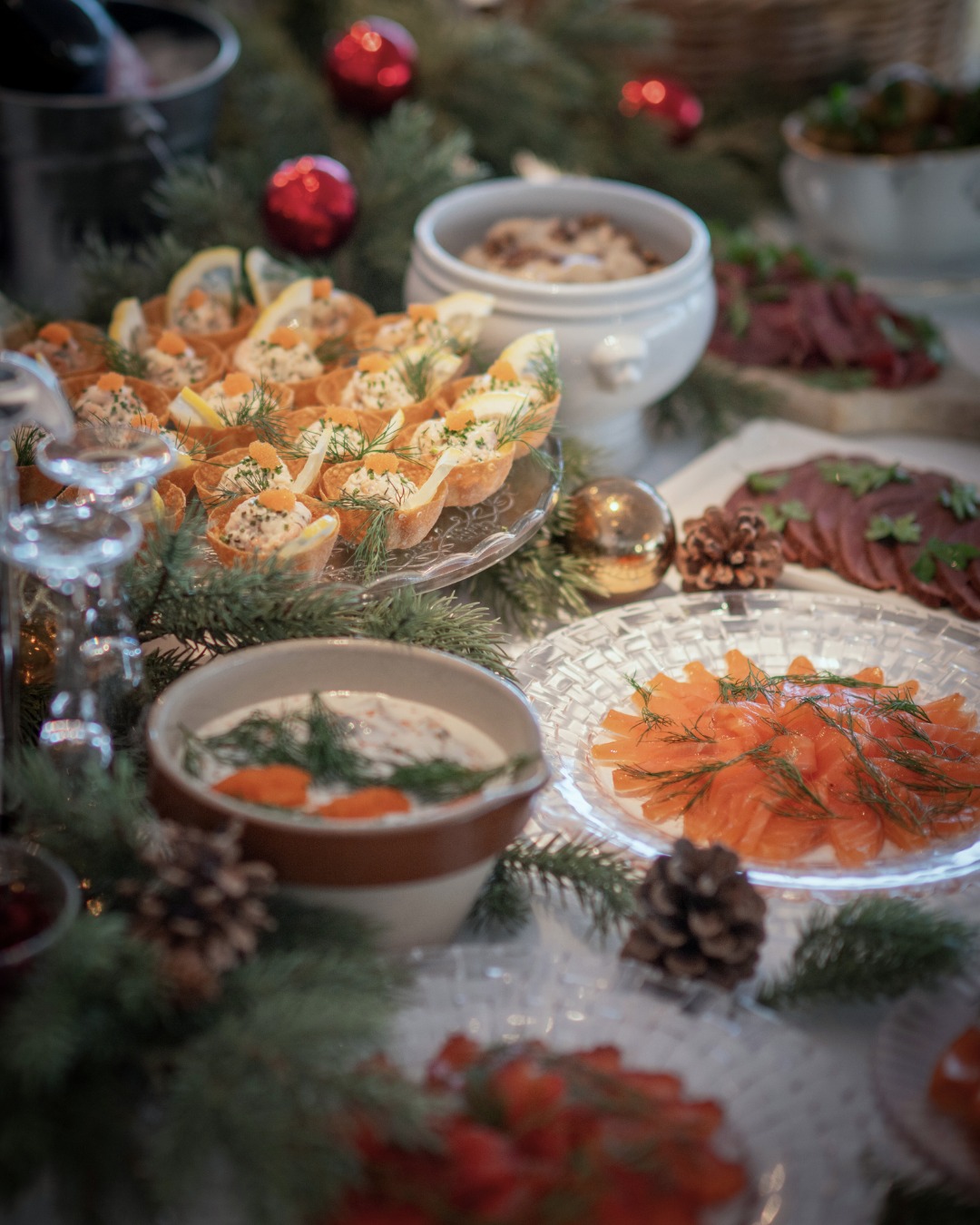 Klassikerna på plats.
Sill, skinka, köttbullar, rödbetor, allt lagat med kärlek och skärgårdsluften utanför fönstret. ✨
Julbordet på Waxholms Hotell startar 26 november.
Som en liten extra godbit kommer dessutom stämningsfull musik att spelas rakt mellan borden, både 28/11, 5/12 & 10/12. Boka bord på de datumen för att njuta av festligheterna. 🎶
Boka via vår hemsida (länk i bio)!