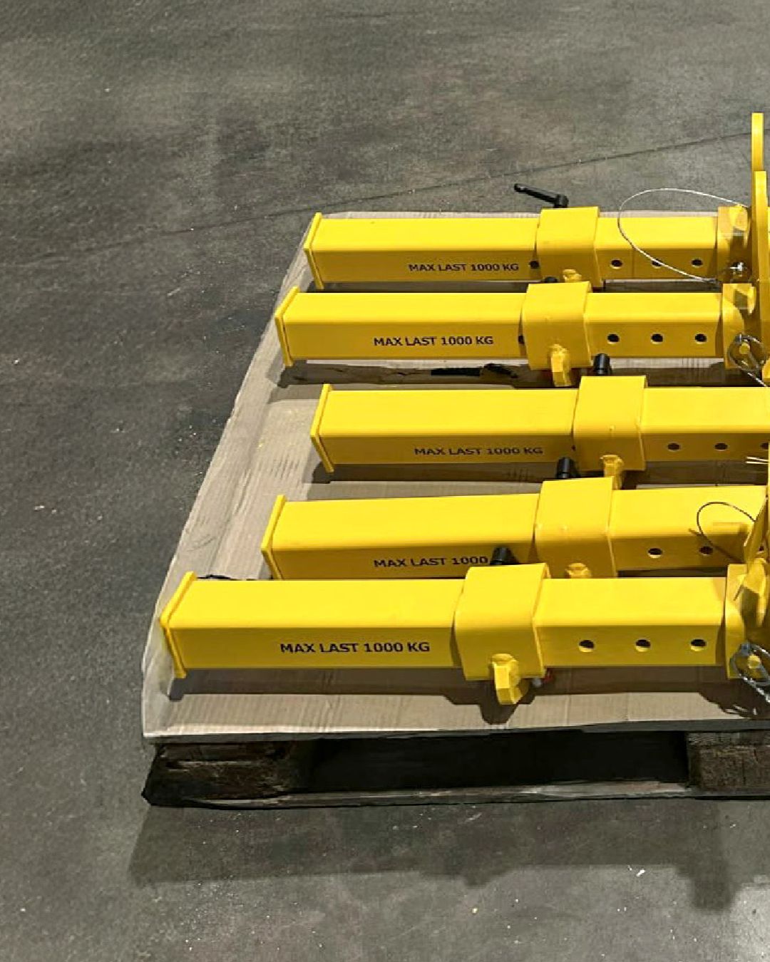 Ett justerbart lyftok som gör det enkelt och säkert att anpassa och balansera lasten direkt på plats.
Kunden hade redan ett lyftok från oss som de var nöjda med.
Nu behövde de fem till – men med en extra lyftpunkt för att kunna balansera lasten bättre.
Vi uppdaterade konstruktionen och levererade ett ok där både lyftpunkt och lastpunkter går att justera efter behov.
Resultatet blev ett lyft som går att balansera direkt på plats. Utan krångel.
På sista bilden ser du hur säkerhetsinställningarna kontrolleras innan lyftet:
lyftpunkten låses med låstapp och traktorsprint (1), och låshandtagen (2) på lastpunkterna dras åt ordentligt. Alla instruktioner finns tydligt beskrivna i bruksanvisningen som följer med varje leverans.
Behöver ni också anpassa ett befintligt lyftok?
Hör av er, så hittar vi lösningen tillsammans.
info@lyftnord.se
0980-16469
#Säkerhet #Lyftutrustning #KundAnpassning #Lyftlösningar #Lastbalansering #Arbetsmiljö