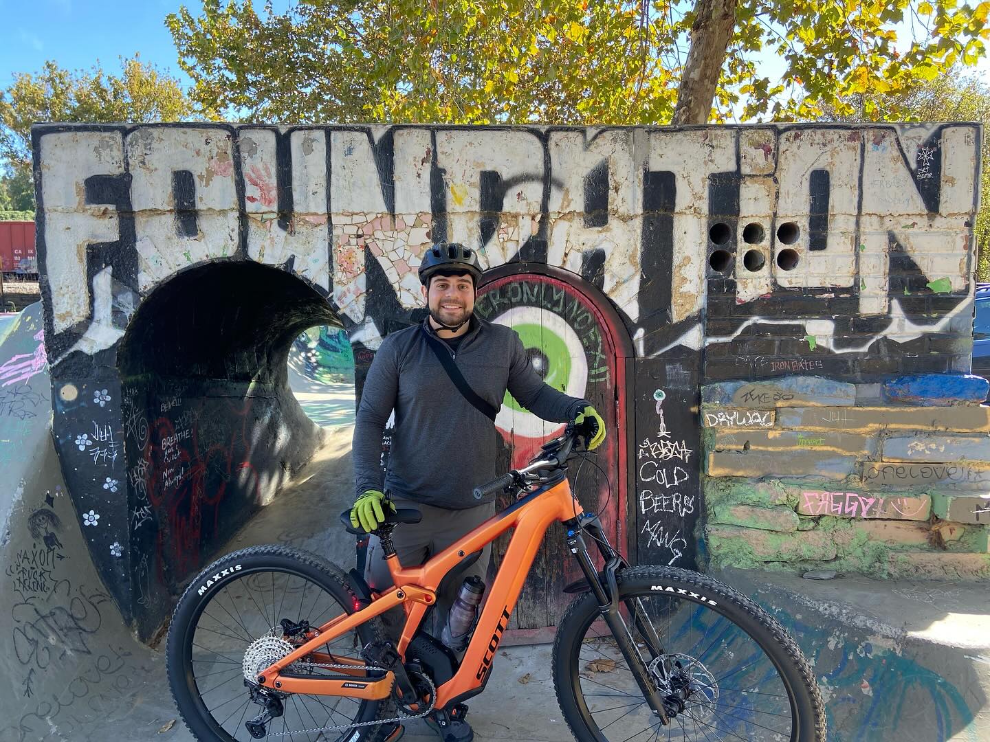 All the way from Houston Texas! A combo of dirt & pavement! Two days of fun bike touring, Mtb & Urban e-bike! #mtebike #ebikeadventures #mtb #mtbr #ashevegas #ashevillenc #asheville #828isgreat #bikeasheville #bikebrevard #avltrails #ride #ridebrevard #houston #texas #rideyourbike #biketours #bikeguide @dupontforest @newbelgium_avl @riverartsdistrictasheville @ultra_coffeebar @marqueeasheville