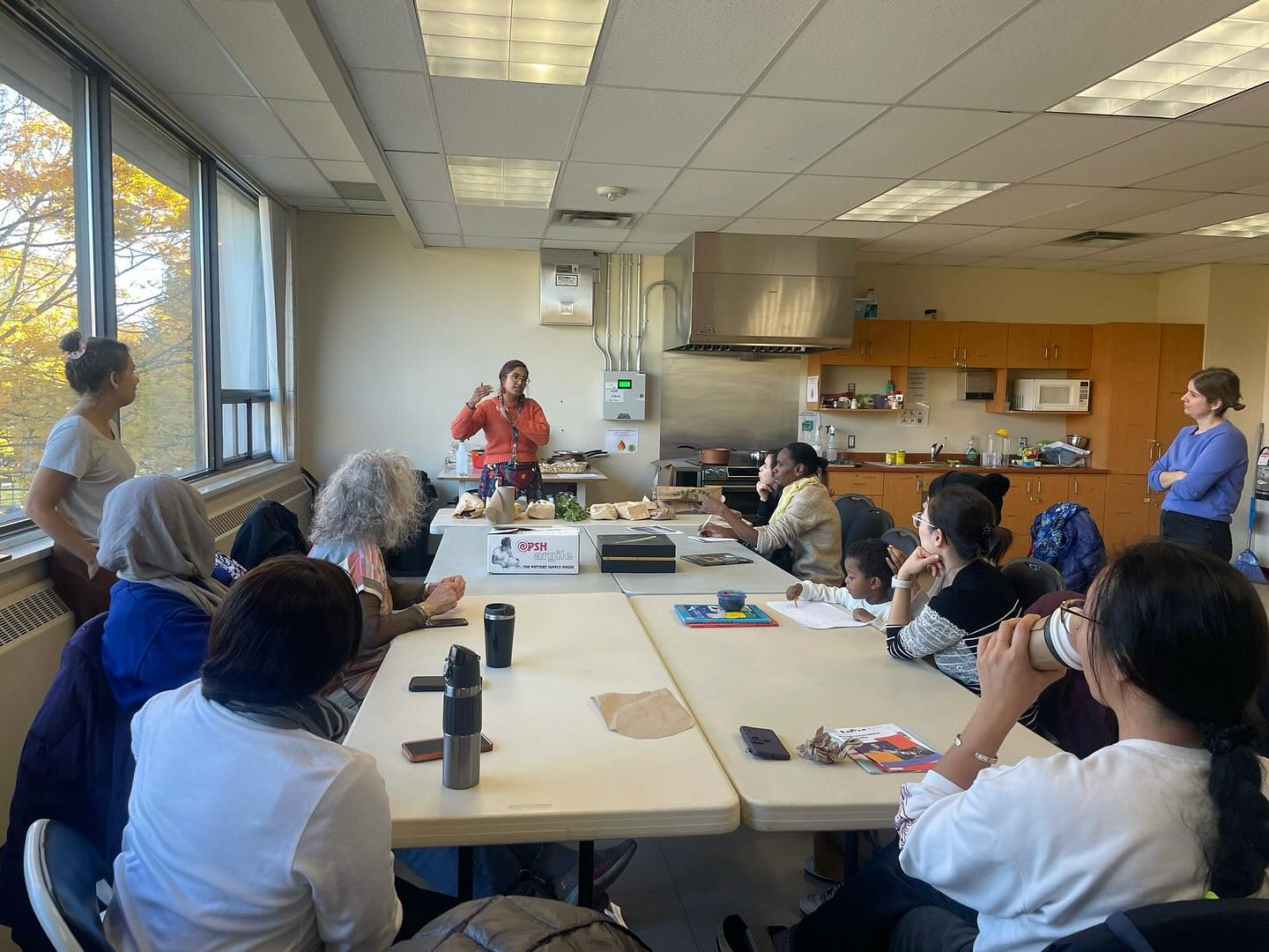 🍁 Ce matin, les participantes des « Mains dans la pâte » expérimentent une nouvelle sorte de pâte pour préparer des tartes aux saveurs automnales dans la cuisine du Service des loisirs Angus-Bourbonnière: SLAB 🎃
🌿 On en profite aussi pour déguster des tisanes aux herbes du Plateau avec Lilia Luna, responsable des jardins collectifs, du projet SALADE de la CDC Plateau-Mont-Royal.
🌼🌸 Un autre beau moment de découverte et de partage !