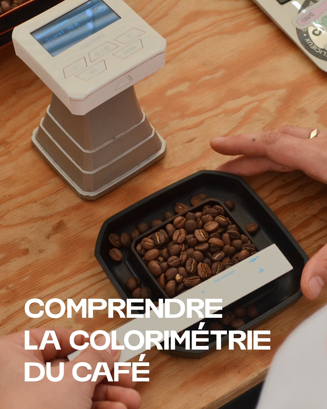COMPRENDRE LA COLORIMÉTRIE DU CAFÉ
Chez MOJO, on souhaite rendre le café de spécialité plus accessible à tous, et ça passe par la curiosité : comprendre précisément ce qui se joue derrière chaque torréfaction. 👀
Aujourd’hui, on parle colorimétrie, cette étape souvent méconnue mais essentielle. Elle nous permet de lire la couleur du café après cuisson et de garantir cohérence et constance, batch après batch.
On en reparle en formation ? ☕️