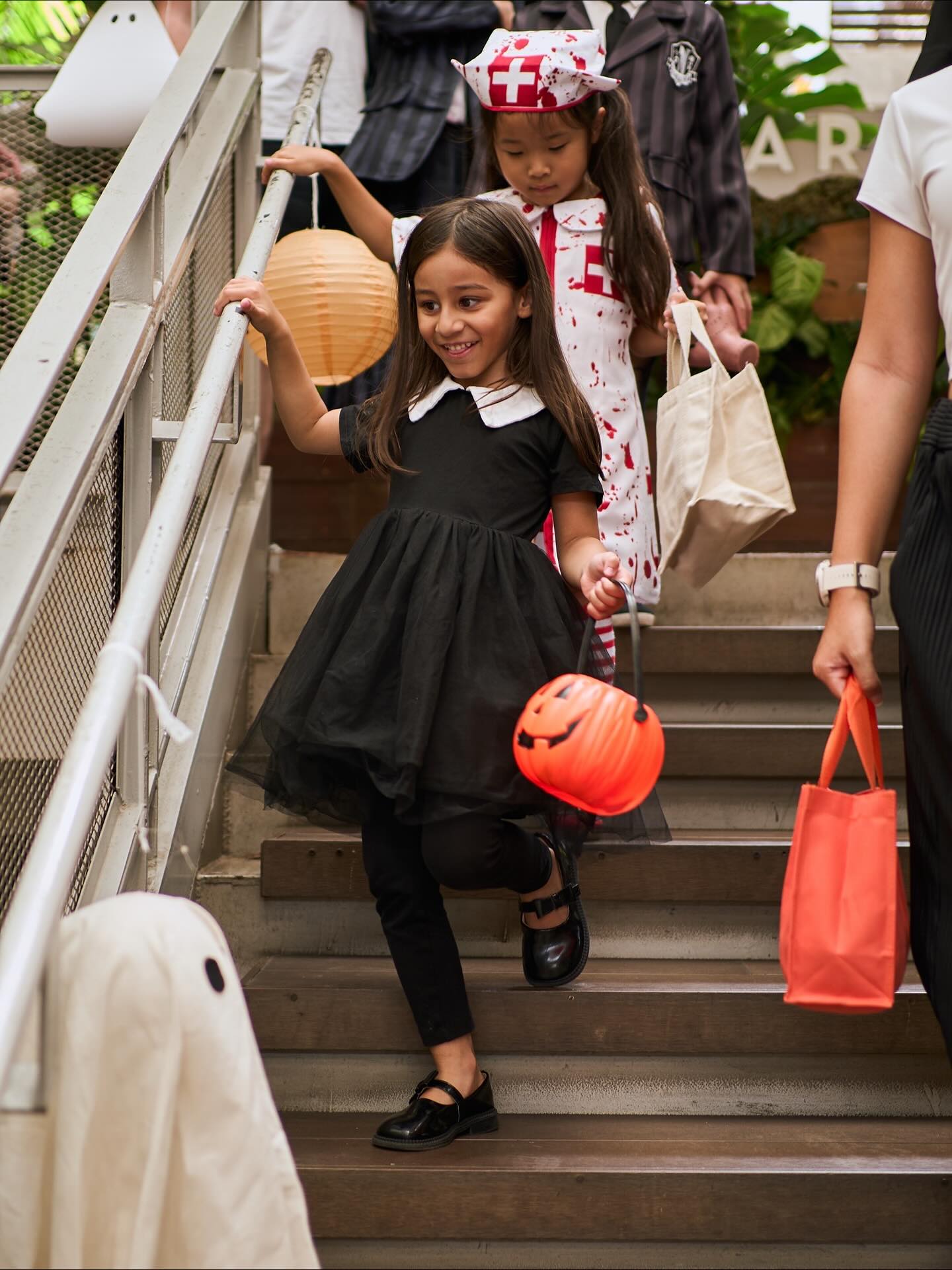 🎃✨ We played. We laughed. We spooked! Thank you for making our Wild Spooky Rumpus: Weekend Edition a MONSTER hit! We’re grateful to all the families who joined 2 days of Halloween fun at theCOMMONS Thonglor. 💜 Costumes and community spirit abounded as we celebrated the season with Trick-or-Treat Trains, spooky crafts, story time, slime labs, and our Family Halloween Market. 🧙♀️🪄
💫📸 Swipe for the magical moments. Happy Halloween from all of us at Little Pea and theCOMMONS! 👻
____________
🎃✨ เราเล่น เราหัวเราะ และเราก็สนุกกันสุด ๆ! ขอบคุณทุกครอบครัวที่ทำให้ Wild Spooky Rumpus: Weekend Edition เป็นความทรงจำแสนสนุกที่ลืมไม่ลงจริง ๆ 💜 ตลอด 2 วันเต็มกับ Halloween ที่ theCOMMONS Thonglor อบอวลไปด้วยชุดแฟนซีสุดสร้างสรรค์ และกิจกรรมมันส์ ๆ ทั้ง Trick-or-Treat Trains งานคราฟต์สุดสนุก กิจกรรมเล่านิทาน Slime Labs และ Family Halloween Market 🧙♀️🪄
💫📸 สไลด์ดูโมเมนต์มหัศจรรย์ไปด้วยกัน! Happy Halloween จากทีม Little Pea และ theCOMMONS! 👻
____________
#LittlePeabkk #LittlePea #theCOMMONSbkk #LittlePeaHalloween #wildspookyrumpus