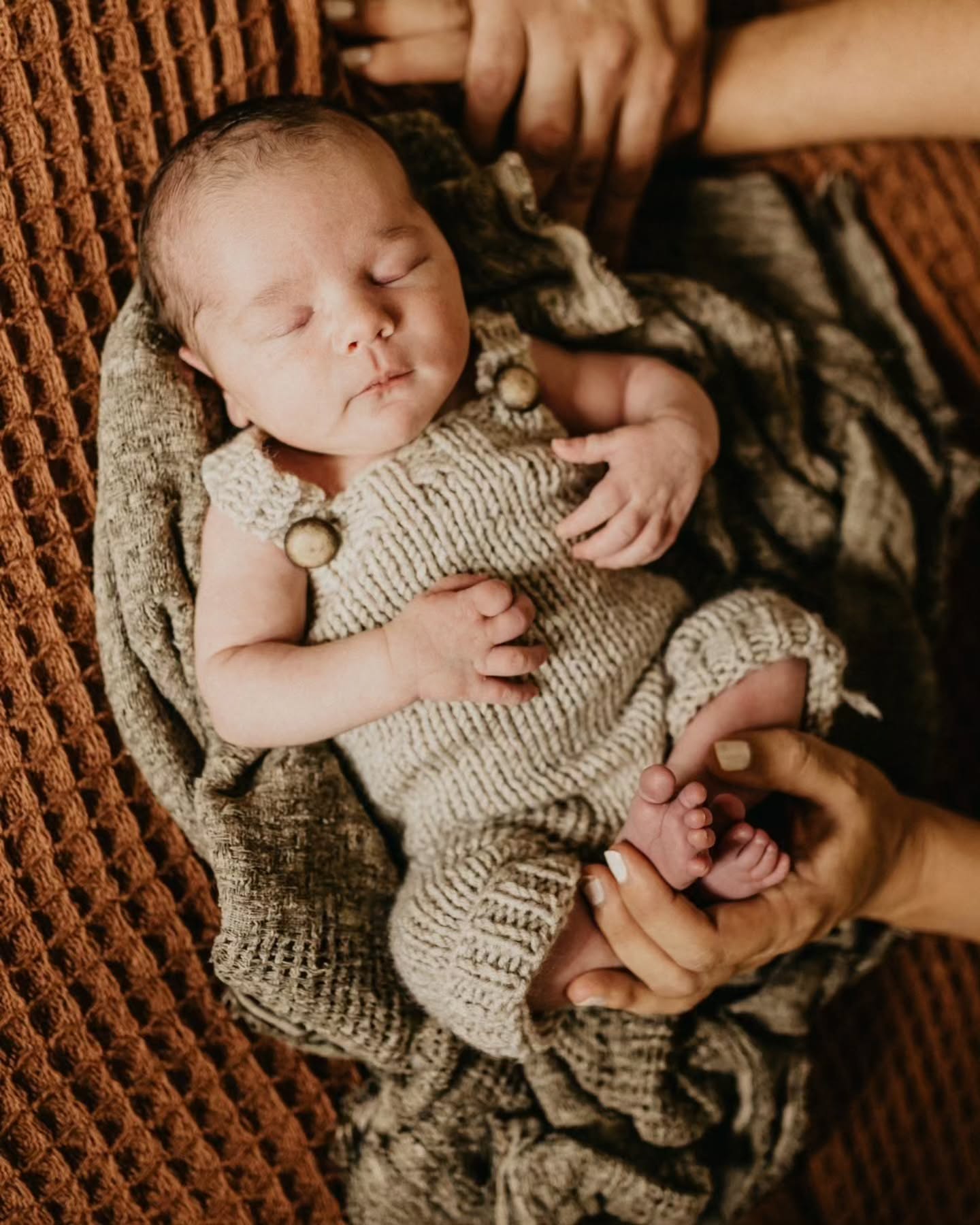 J'écris des histoires. Des histoires de vie, de passage, de souvenirs.
J'écris avec mon cœur, avec intensité, sur les belles âmes qui viennent à ma rencontre.
Je raconte les plus belles choses qui soient.
Je suis Célia, photographe maternité, famille, mariage, pour âmes sensibles et audacieuses.
Le LOFT, studio photo à Reims, au cœur des 🍇
#photographereims #studiophotoreims #studiophoto #maternityphotoshoots #photographematernite #photographenaissancereims #reimscentre #photographegrossessereims