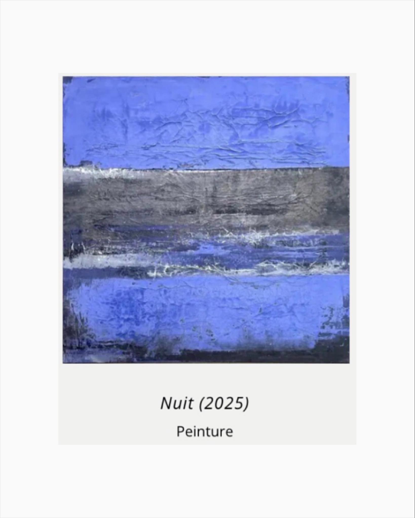 Dans ”Nuit”, je voulais capter l’instant où le paysage marin se fond dans l’obscurité, où les repères s’effacent et où l’on ne distingue plus avec certitude la mer du ciel, ni la terre de son reflet. Les bleus profonds s’étendent, vibrants, tandis que les textures et les nuances sombres viennent troubler la perception. La matière, travaillée en relief, devient un écho de cette lumière latente qui persiste malgré l’ombre. C’est une nuit dense et silencieuse, une présence enveloppante qui invite à la contemplation, à la dérive intérieure, comme si le paysage nous absorbait dans son mystère.
#bamgallery31 #artsper #artistecontemporaine #artprice