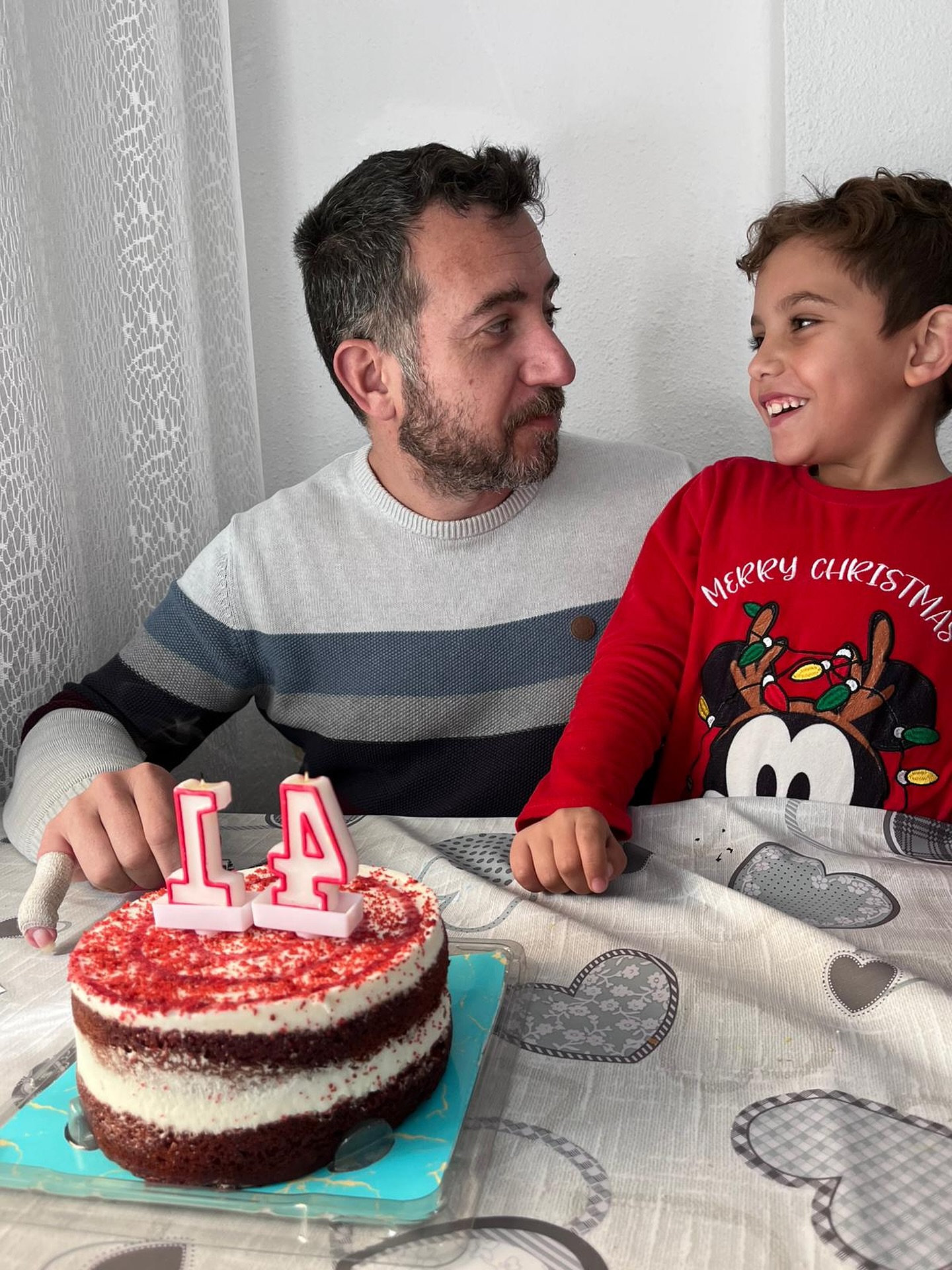 🎂 Hoy no celebro un año más… celebro todo lo que la vida me ha enseñado.
Los años pasan, sí, pero con ellos llegan aprendizajes, cicatrices que se vuelven fuerza, y momentos que dan sentido a todo.
Y entre todos ellos, este —mirando a mi hijo— es el más valioso. Porque al final, lo que realmente importa no es cuántas velas soplas, sino quién está contigo al soplarlas.
Gracias a la vida por todo lo que me da, por todo lo que me quita, y sobre todo… por todo lo que me enseña. 💫
Hoy no deseo más cosas, solo seguir viviendo con propósito, con amor y con calma.
#Cumpleaños #Agradecimiento #Vida #PadreEHijo #FelicidadVerdadera #DrMarcosCabezas #AnsiedadBajoControl