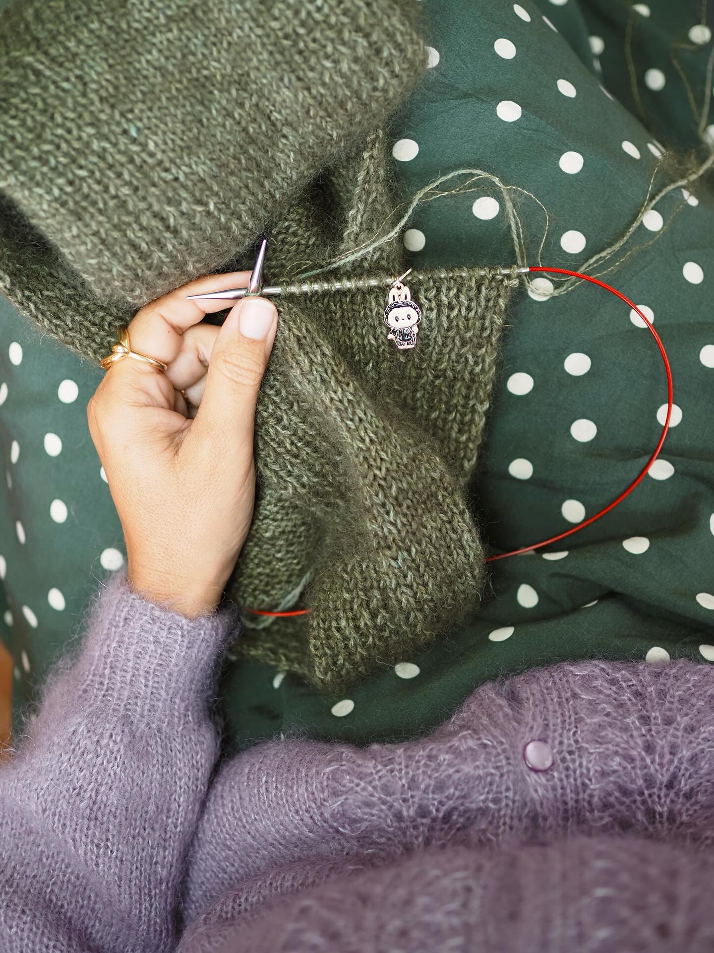 Les Tricots du Jour . Vert et Mauve . Dentelle Délicate et En-cours ultra Doux-dou.
💜 Le C a m é e c a r d i g a n se tricote de haut en bas sans coutures. On tricote la patte de boutonnage en même temps que le corps. Un joli jeu de point dentelle aussi facile que beau à tricoter. Les manches se tricotent avec un jeu d’augmentations en même temps que le dos et les devants.
🐿️ Retrouvez La Fiche tricot en 9 tailles en français et en anglais sur Ravelry et www.AtelierEmilie.com
Fils . @knittingforolive @isageryarn
.
.
#atelieremilie #ateliermiliedesigns
#knitting #knitweardesigner #mohairaddict
#tricotété #summerknitting
#tricot #strikk tricot #jeportecequejetricote
#cameecardigan #cameecardigan