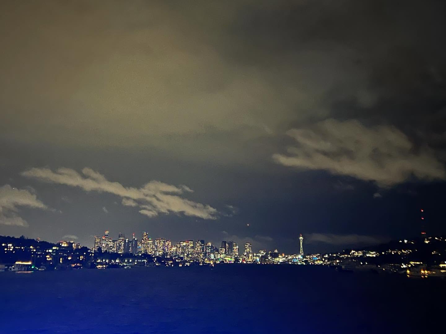 A Seattle weekend getaway ♥️
The most gorgeous wedding celebrating two incredible humans, a historic Illini vs. Huskies game, and the best quality time with my brother and niece. Feeling so full of joy! 😁