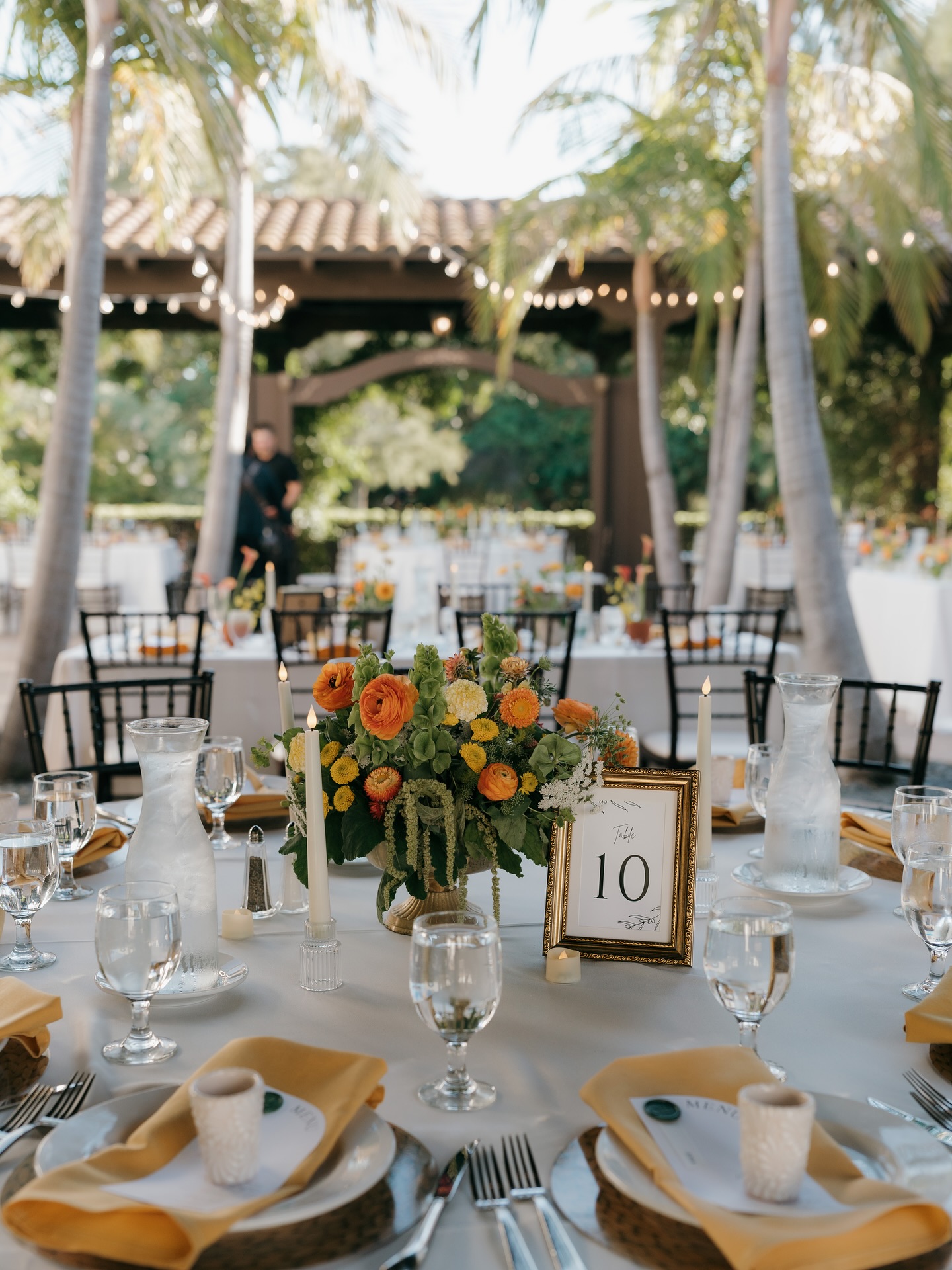A moment for these incredible floral table arrangements by @oliviasmum ✨🌼
Planning and coordination by @platinumeventplanningandmgmt
Photos by @maxjuniophotography
#weddingplanner#weddingflorals#reception#weddingreception#summerflorals#summerwedding