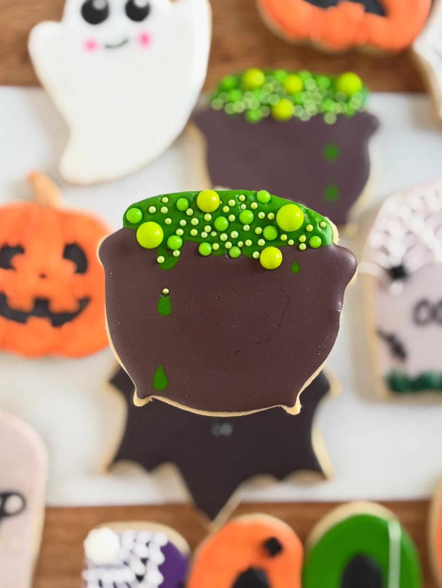 A sweet witch cauldron. 🧙♀️ 🧹 🎃
Made with @cakecraftusa color gels and sprinkles. Baked with @kingarthurbaking flour.