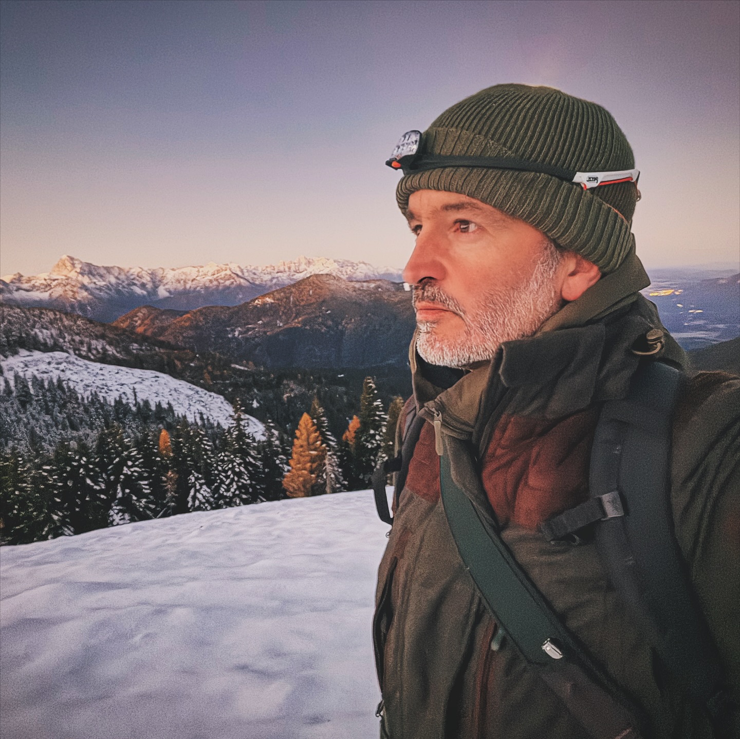 🇦🇹 Der erste Schnee liegt still auf den Berghängen, das Licht des Abends taucht die Gipfel in Gold.
Kein Laut, kein Wind – nur das Knirschen unter den Stiefeln und der Atem des Winters.
Es ist dieser Moment, in dem die Jagd schweigt und die Seele lauscht.
Wenn der Berg dich erinnert, dass Stille manchmal die größte Geschichte erzählt. ❄️🌄
⸻
🇬🇧 The first snow rests quietly on the slopes, evening light painting the peaks in gold.
No sound, no wind – only the crunch beneath your boots and the breath of winter.
It’s the moment when hunting grows silent and the soul begins to listen.
When the mountain reminds you that silence tells the greatest stories. ❄️🌄
#schussundstille #mountainhunting #firstsnow #goldenlight #silentevening #naturesoul #alpinespirit #winterstart #stillness #bergjagd #ersterschnee #abendlicht #waidmannsheil #alpenliebe #naturmoment #jagdliebe #stille #winteranfang