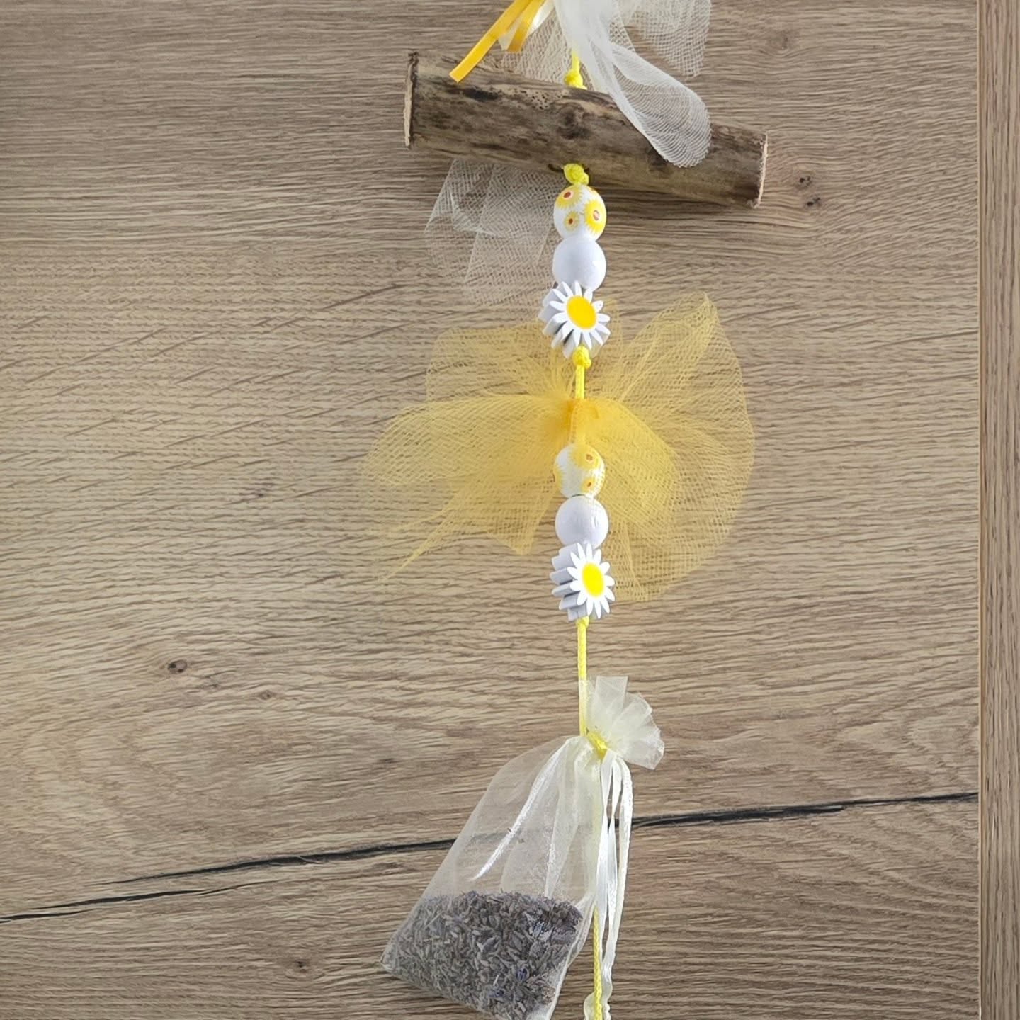 🤩 Commande spéciale suspensions à huiles essentielles avec bois flottés.
A suspendre dans une pièce, telle que la salle de bains, un WC, un séjour, une chambre,... Ajouter quelques gouttes d'huiles essentielles de votre choix sur les petits sachets en organza, remplis de fleurs séchées de lavande, de pommes de pin, de pétales séchées, ... et le tour est joué.
💻 A retrouver sur mon site internet www.entrelacsetmontagnes.ch.
💯Également personnalisable sur simple demande. 😉
Isabelle