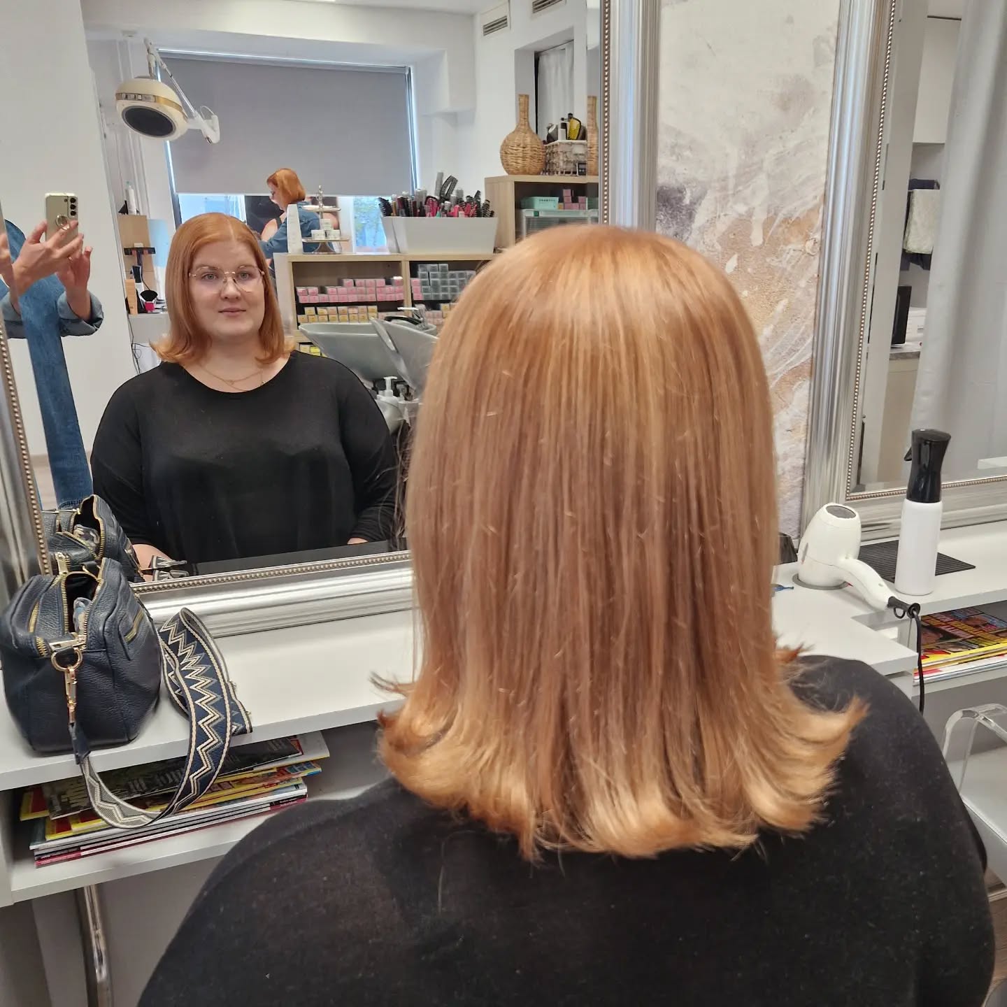 Uutta väriä ja leikkaus. Latvat taivutettiin vaihteeksi ulospäin. Pintä muutosta kampauksella