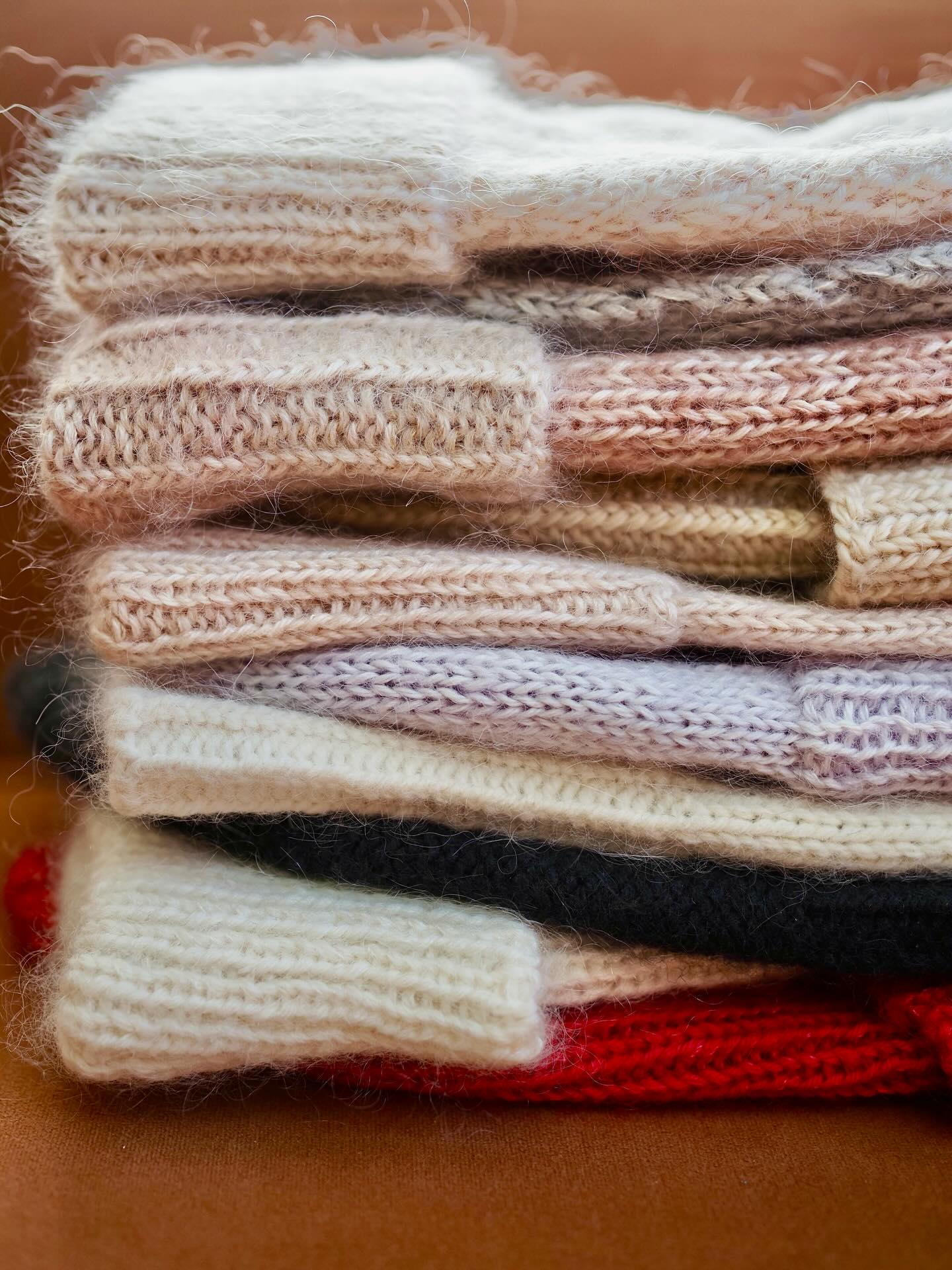 Il n’est jamais trop tôt pour tricoter nos BONNETS. Je vous ai donc fait une sélection de ceux que je vous propose. Ils sont tous disponibles en tailles enfants et adultes dans la même fiche.
🛷 CHALET tout en cotes 1/1 à tricoter dans toutes les couleurs.
🧣 BORD COTES bonnet réversible en Jersey endroit où envers et cotes 1/1 torses. A porté effet slouchy ou avec le bord replié pour un petit look marin.
🧤COTES OUEST avec un bord cotes 1/1 ou 2/2 doublé pour avoir bien chaud aux oreilles.
🦉ENCHANTÉE si vous avez envie d’un peu de dentelle. Version bord simple ou double.
🥾 BIVOUAC lui aussi est réversible avec un jeu de côtes 2/1.
🐿️ Retrouvez les Fiches tricot en français et en anglais sur Ravelry et www.AtelierEmilie.com
.
.
#atelieremilie #ateliermiliedesigns
#knitting #knitweardesigner #mohairaddict
#tricotété #summerknitting
#tricot #strikk tricot #jeportecequejetricote
Bonnet
#cotesouestbyae #cotesouestbyae
#cotesouestbyae #cotesouestbyae
#chaletbyae #chaletbyae
#bonnetbivouac #bonnetbivouac
#bonnetbordcotes #bonnetbordcotes
#bonnetcauteret #bonnetcauteret
#bonnetenchantee #bonnetenchantee