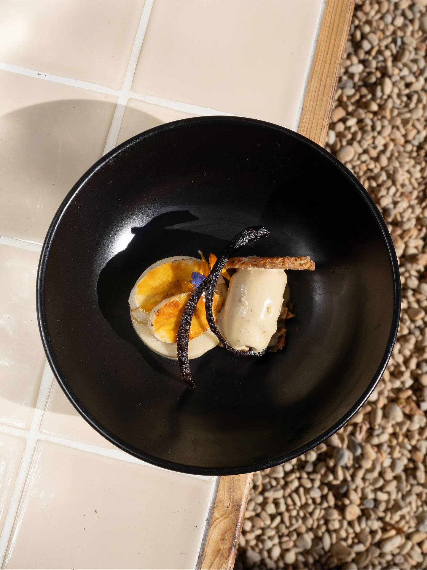 Culinairy delights at Deveza 🤤
Giel may be my (Karin’s) man so I might not be completely objective about this, but the dishes he created last Summer were so beautiful! I can honestly say that we’ve served high quality food to our guests during their holiday or retreat. This particular dessert has banana and pistache flavors. And how pretty is it to look at? Served with delicious homemade ice cream of the local bakery @oguloso.2025 😍
I can’t wait for the menu of next year 😆
Photo’s: Sanne @sanneromp 🙏
Hand model: Giel 😄
.
#devezacuisine #dinnernights #retreatfood #retreatcuisine #holidaycuisine #culinaire #glampingportugal #glamping #retreatcenterportugal #yogaretreat #summerholiday