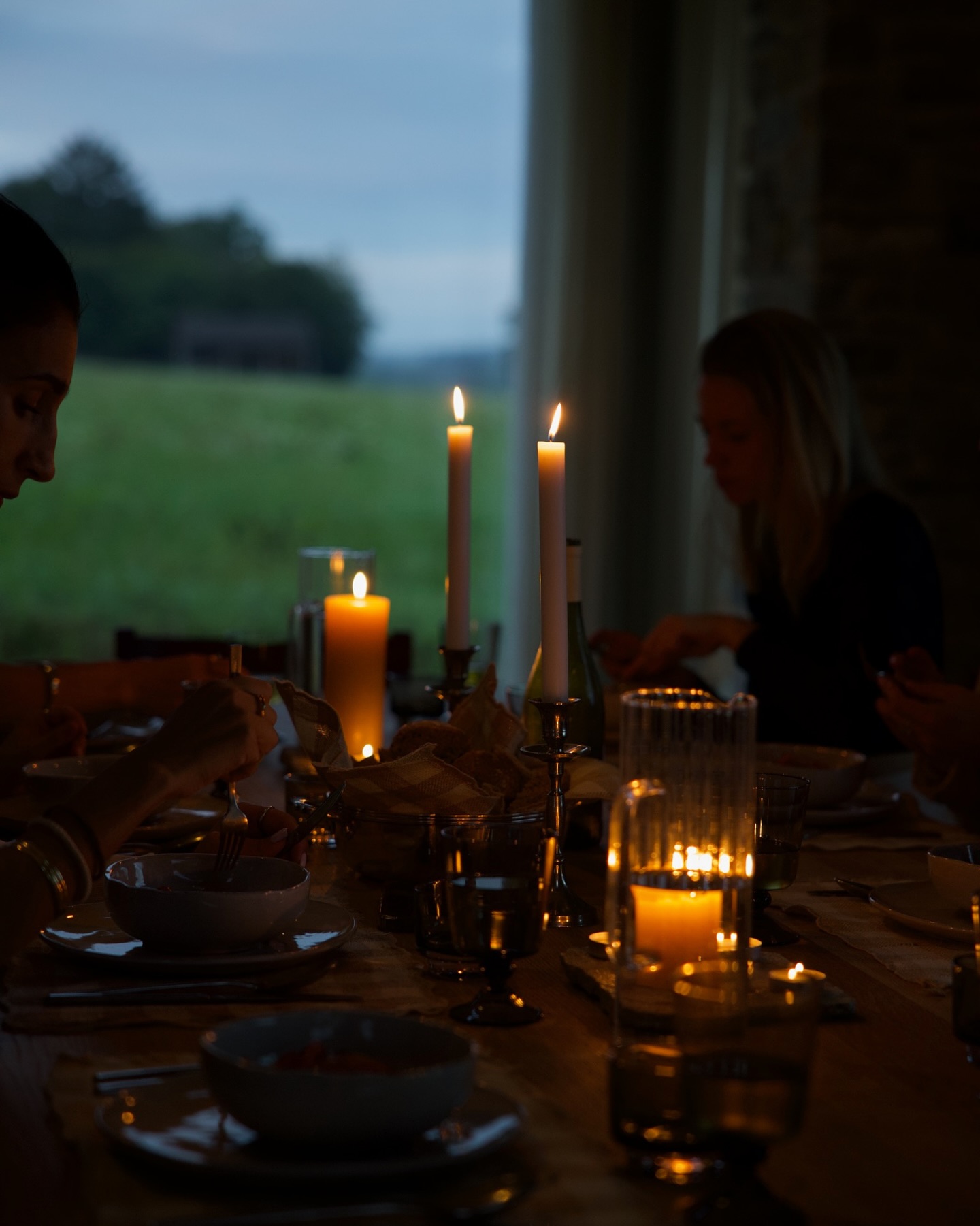Shades of warmth at Maison Oscar.
From the flicker of candlelight to the glow of the sauna, every corner invites you to slow down and feel at home.
fireplace nights • sauna & steam • private chef • candlelight dinners
Maison Oscar.
Rochefort, Ardennes.
Bookings via link in bio.