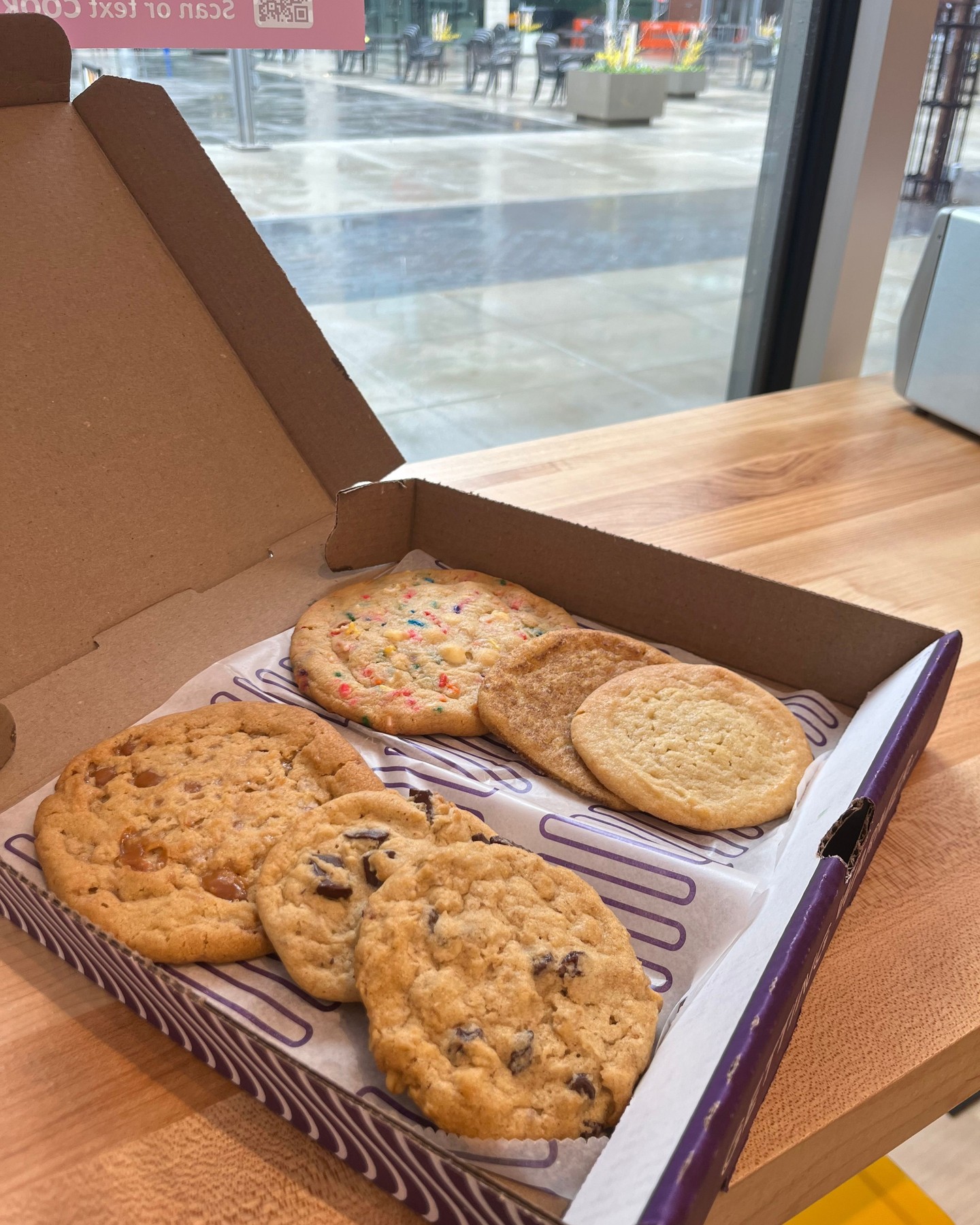 Warm cookies are the cure to any cold, dreary day🌧️🍪
📍: @insomniacookies