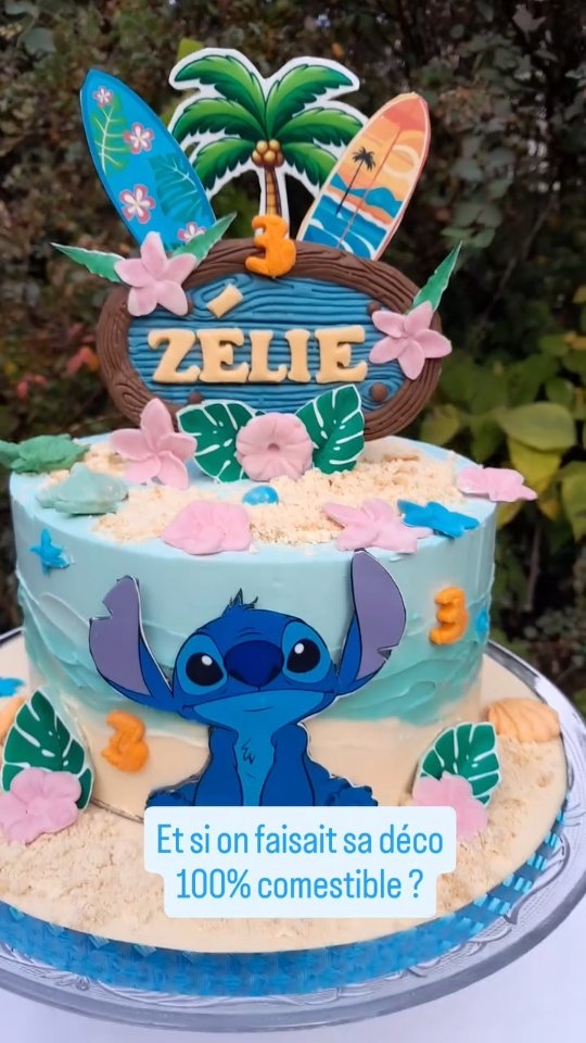 Je n'ai rien d'original mais tant pis...parce que j'avoue je suis fan de Stitch et à mon avis je ne suis pas la seule 😁
Ce petit personnage nous représente tellement bien dans la variété de ses émotions et perso je craque chaque fois que je le vois.
J'ai eu la chance de me voir confier le gâteau de Zélie pour sa 3e année et pour la 3eme fois et j'avais vraiment envie de lui faire un gâteau qui la transporterait dans l'univers du dessin animé.
Avec un topper 100% comestible, un gâteau personnalisé créé spécialement pour elle et des saveurs sur-mesure kinder et chocolat lait.
Sa maman m'a dit que c'était une réussite ! J'en suis ravie :) 🐚🌊