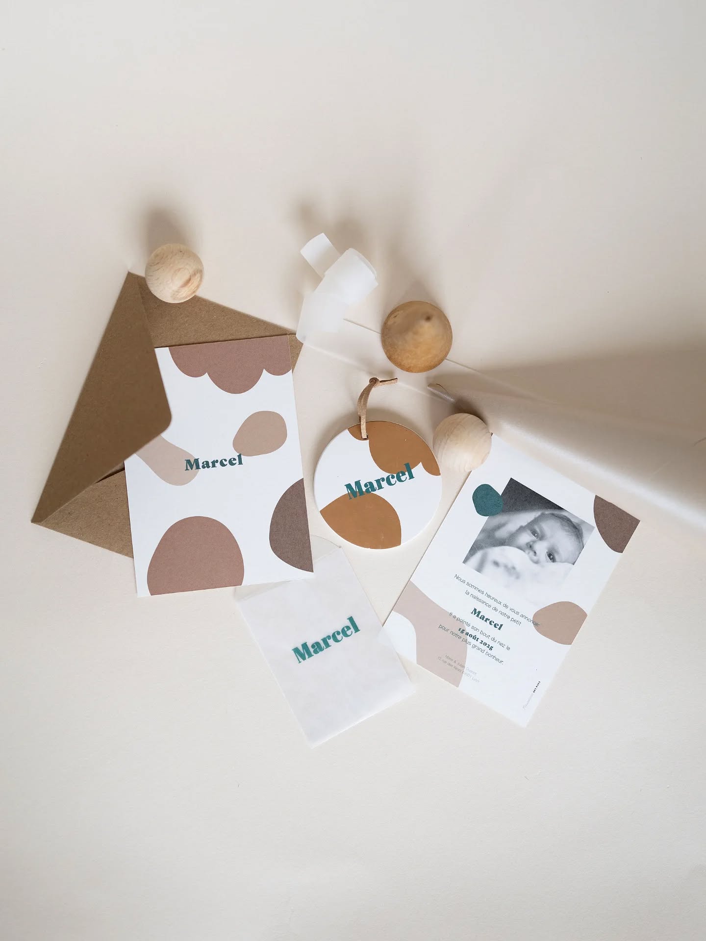 Avez-vous vu notre nouveau site ? On ne tatoue plus que des objets.... faire-part, médaillons, pochettes on décline nos motifs sur de nombreux supports !
.
.
.
#poussieredesrues #faire-part #papeterie #lyon #naissance #paper